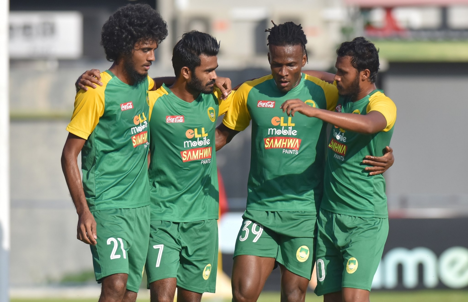 ލީގުގެ އެހެން މެޗެއްގައި ލަނޑު ޖެހުމަށް ފަހު މާޒިޔާ ކުޅުންތެރިން އުފާފާޅުކުރަނީ. --ފޮޓޯ: ނިޝާން އަލީ/ މިހާރު