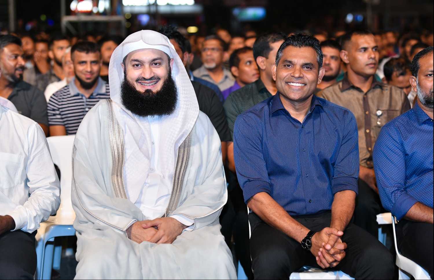 މާލެ: ޖެނުއަރީ 14، 2020: މަޝްހޫރު ދީނީ އިލްމުވެރިޔާ މުފްތީ މެންކް ރާއްޖެއަށް ކުރައްވަމުން ގެންދަވާ ދަތުރުފުޅުގައި މިރޭ އަލިމަސް ކާނިވާ ސްޓޭޖުގައި ދެއްވި ދީނީ ދަރުސް އަޑުއެއްސެވުމަށް ވަޑައިގެންނެވި ރާއްޖޭގެ ނައިބު ރައީސް ފައިސަލް ނަސީމް އާއެކު ވާހަކަދައްކަވާލައްވަނީ.--- ފޮޓޯ: ހުސައިން ވަހީދު/މިހާރު