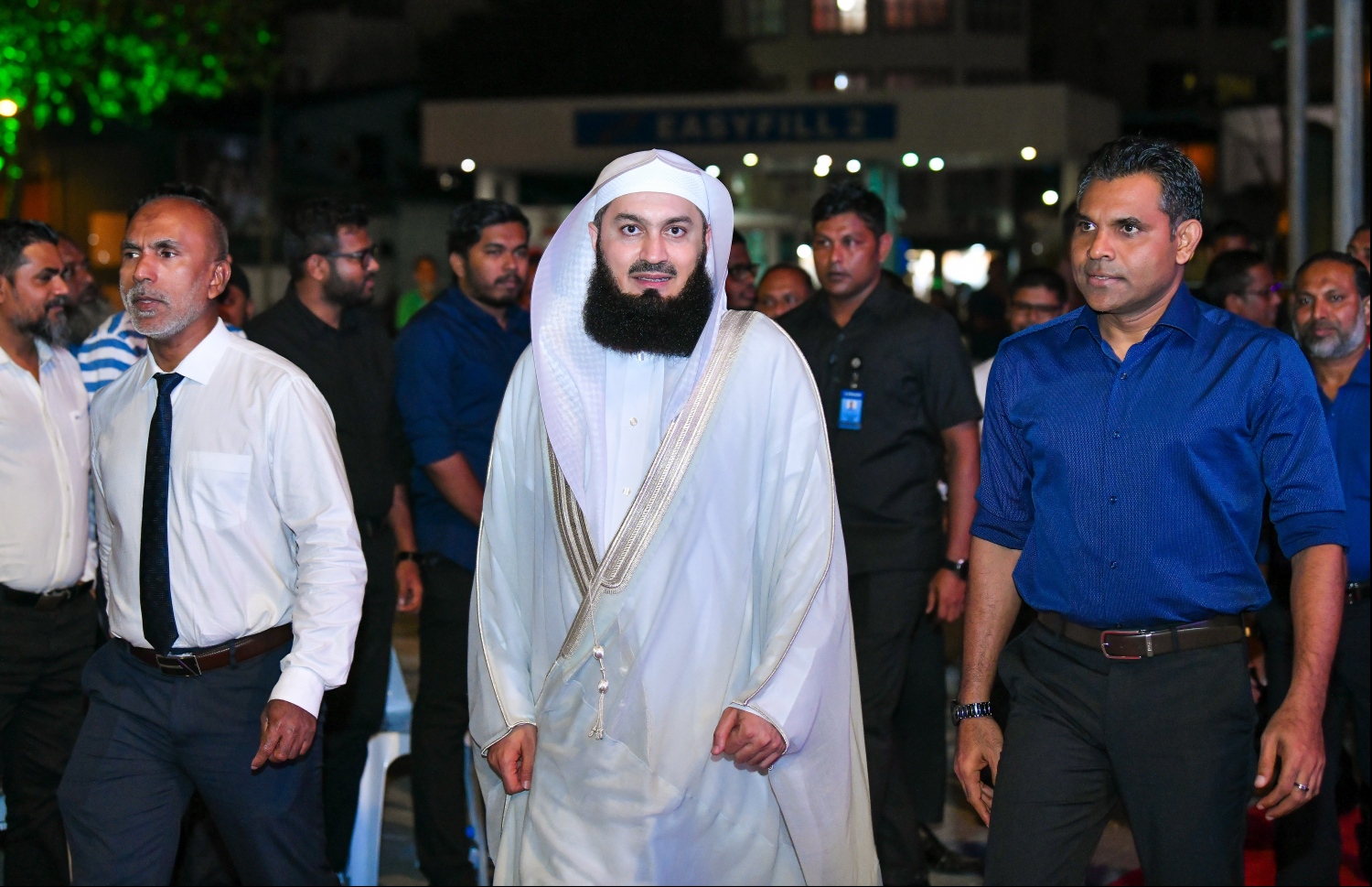 މެންކް، މިރޭގެ ދަރުސް ދެއްވުމަށް ނައިބު ރައީސް ފައިސަލް ނަސީމާއި އިސްލާމިކް މިނިސްޓަރު ޑރ. އަހުމަދު ޒާހިރާ އެކު ކާނިވާ ސަރަހައްދަށް ވަޑައިގަންނަވަނީ.---ފޮޓޯ: ހުސައިން ވަހީދު/މިހާރު