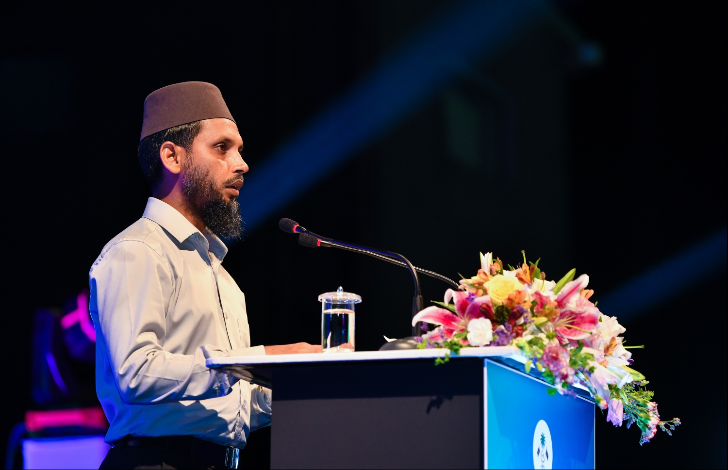 މާލެ: ޖެނުއަރީ 14، 2020: މަޝްހޫރު ދީނީ އިލްމުވެރިޔާ މުފްތީ މެންކް ރާއްޖެއަށް ކުރައްވަމުން ގެންދަވާ ދަތުރުފުޅުގައި މިރޭ އަލިމަސް ކާނިވާ ސްޓޭޖުގައި ދެއްވި ދީނީ ދަރުސްގެ ތެރެއިން.--- ފޮޓޯ: ހުސައިން ވަހީދު/މިހާރު