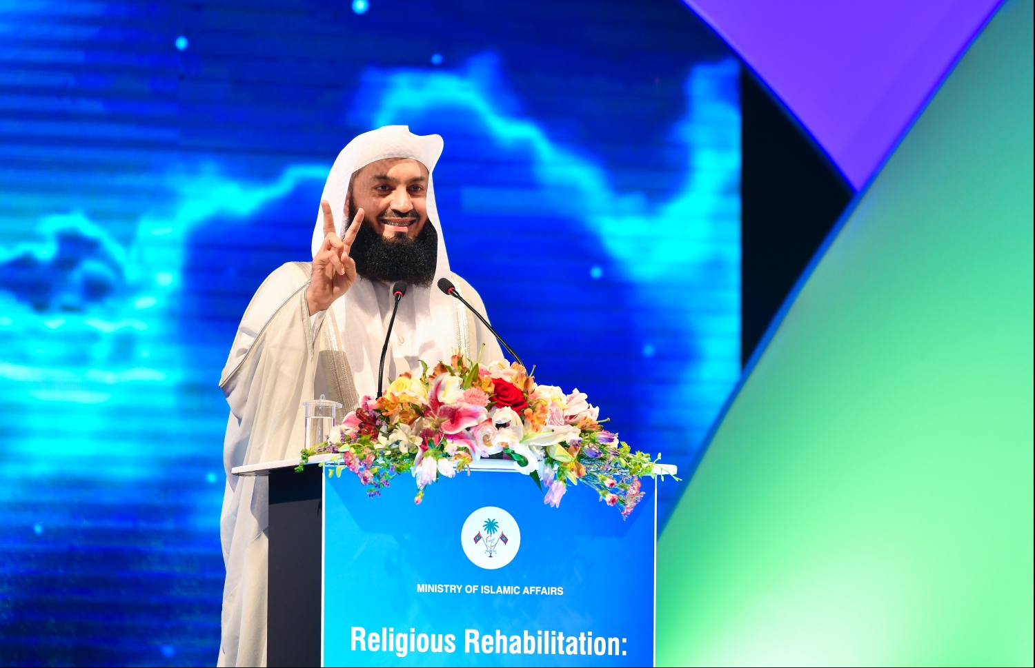 މާލެ: ޖެނުއަރީ 14، 2020: މަޝްހޫރު ދީނީ އިލްމުވެރިޔާ މުފްތީ މެންކް ރާއްޖެއަށް ކުރައްވަމުން ގެންދަވާ ދަތުރުފުޅުގައި މިރޭ އަލިމަސް ކާނިވާ ސްޓޭޖުގައި ދެއްވި ދީނީ ދަރުސްގެ ތެރެއިން.--- ފޮޓޯ: ހުސައިން ވަހީދު/މިހާރު