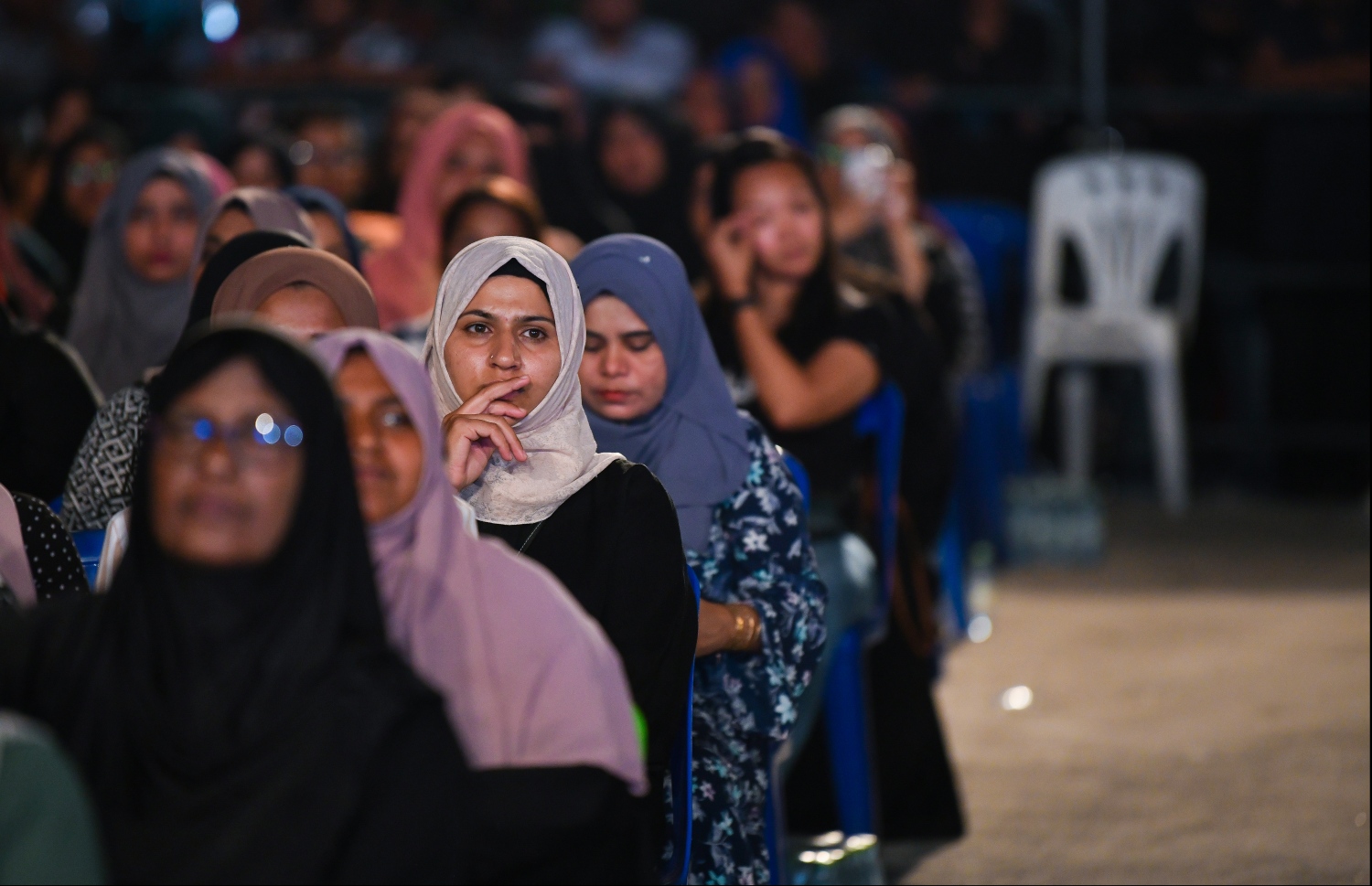 މާލެ: ޖެނުއަރީ 14، 2020: މަޝްހޫރު ދީނީ އިލްމުވެރިޔާ މުފްތީ މެންކް ރާއްޖެއަށް ކުރައްވަމުން ގެންދަވާ ދަތުރުފުޅުގައި މިރޭ އަލިމަސް ކާނިވާ ސްޓޭޖުގައި ދެއްވި ދީނީ ދަރުސްގެ ތެރެއިން.--- ފޮޓޯ: ހުސައިން ވަހީދު/މިހާރު