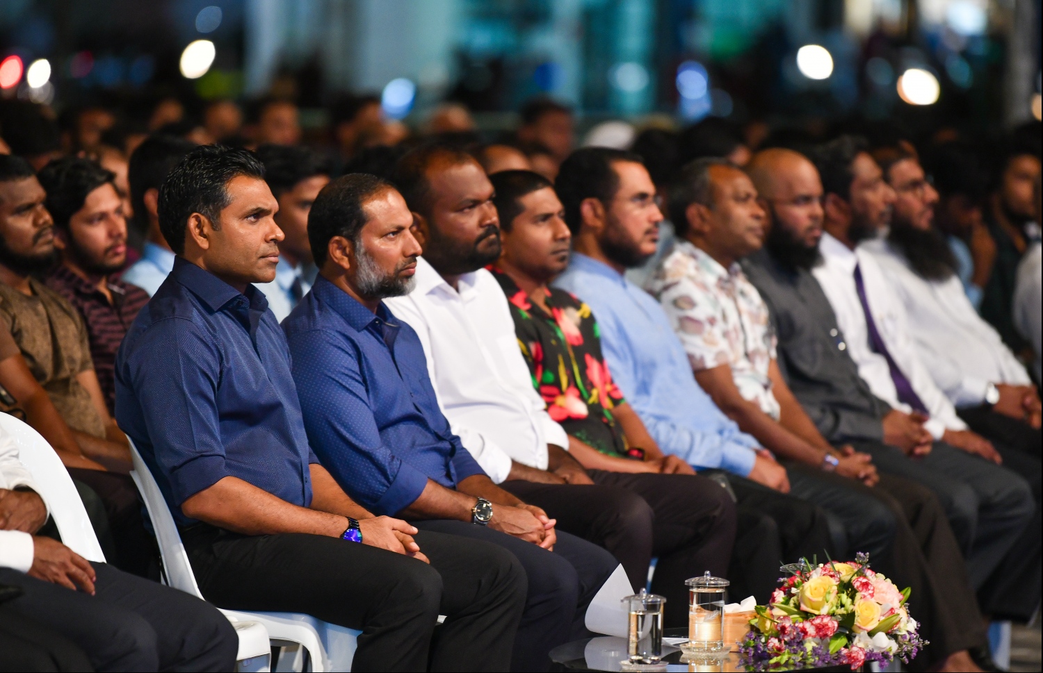 މާލެ: ޖެނުއަރީ 14، 2020: މަޝްހޫރު ދީނީ އިލްމުވެރިޔާ މުފްތީ މެންކް ރާއްޖެއަށް ކުރައްވަމުން ގެންދަވާ ދަތުރުފުޅުގައި މިރޭ އަލިމަސް ކާނިވާ ސްޓޭޖުގައި ދެއްވި ދީނީ ދަރުސް އަޑުއެއްސެވުމަށް ނައިބު ރައީސް ފައިސަލް ނަސީމް އަދި ކެބިނެޓުގެ ބައެއް ވަޒީރުންނާއި ދީނީ އިލްމުވެރިން ބައިވެރިވެވަޑައިގަންނަވަނީ.--- ފޮޓޯ: ހުސައިން ވަހީދު/މިހާރު