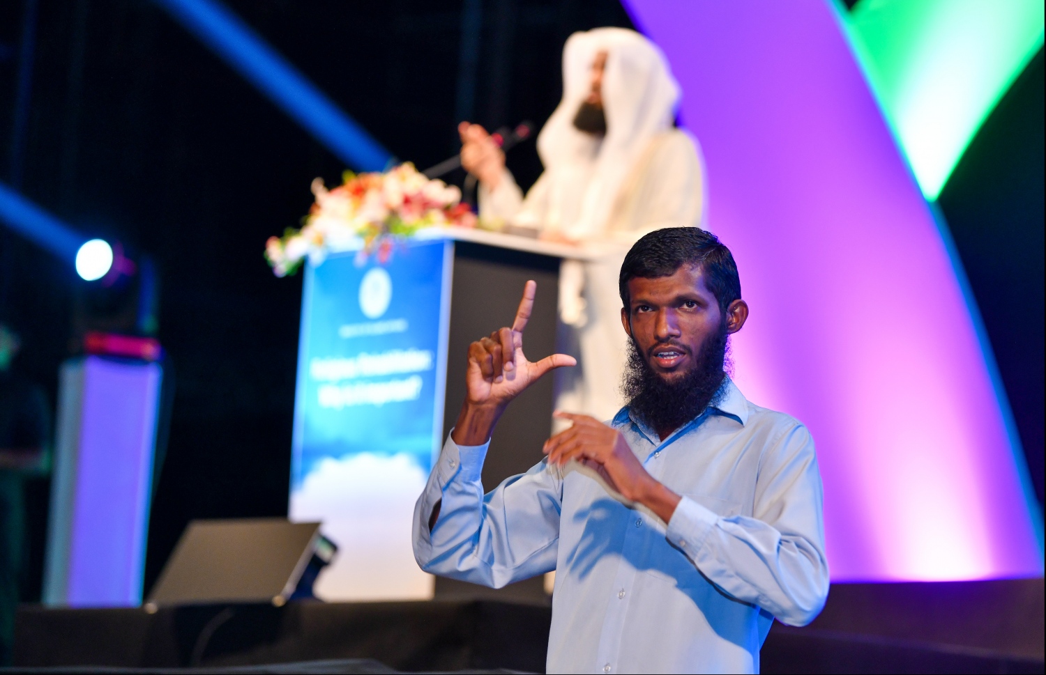 މާލެ: ޖެނުއަރީ 14، 2020: މަޝްހޫރު ދީނީ އިލްމުވެރިޔާ މުފްތީ މެންކް ރާއްޖެއަށް ކުރައްވަމުން ގެންދަވާ ދަތުރުފުޅުގައި މިރޭ އަލިމަސް ކާނިވާ ސްޓޭޖުގައި ދެއްވި ދީނީ ދަރުސްގެ ތެރެއިން.--- ފޮޓޯ: ހުސައިން ވަހީދު/މިހާރު