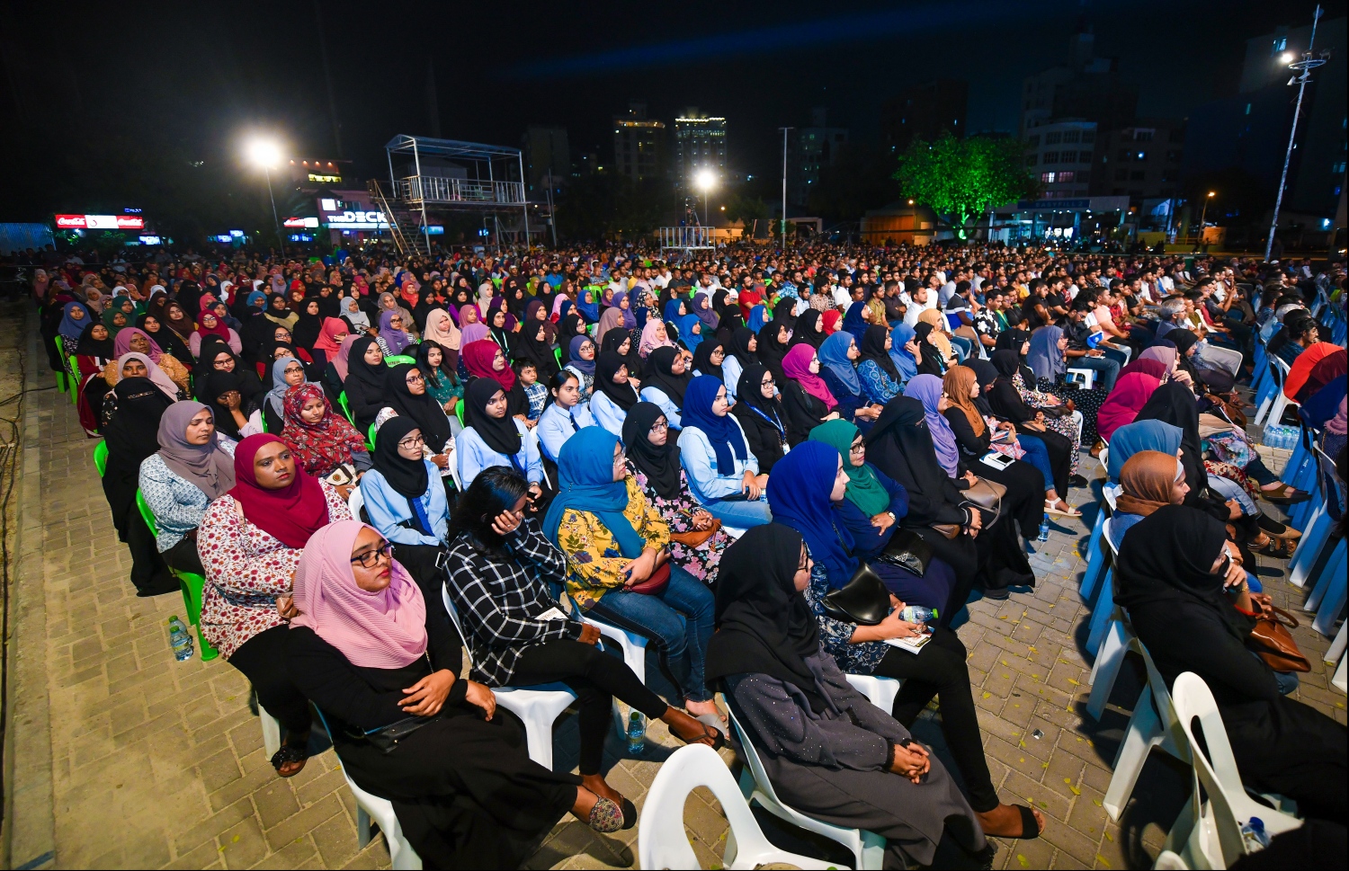 މާލެ: ޖެނުއަރީ 14، 2020: މަޝްހޫރު ދީނީ އިލްމުވެރިޔާ މުފްތީ މެންކް ރާއްޖެއަށް ކުރައްވަމުން ގެންދަވާ ދަތުރުފުޅުގައި މިރޭ އަލިމަސް ކާނިވާ ސްޓޭޖުގައި ދެއްވި ދީނީ ދަރުސްގެ ތެރެއިން.--- ފޮޓޯ: ހުސައިން ވަހީދު/މިހާރު