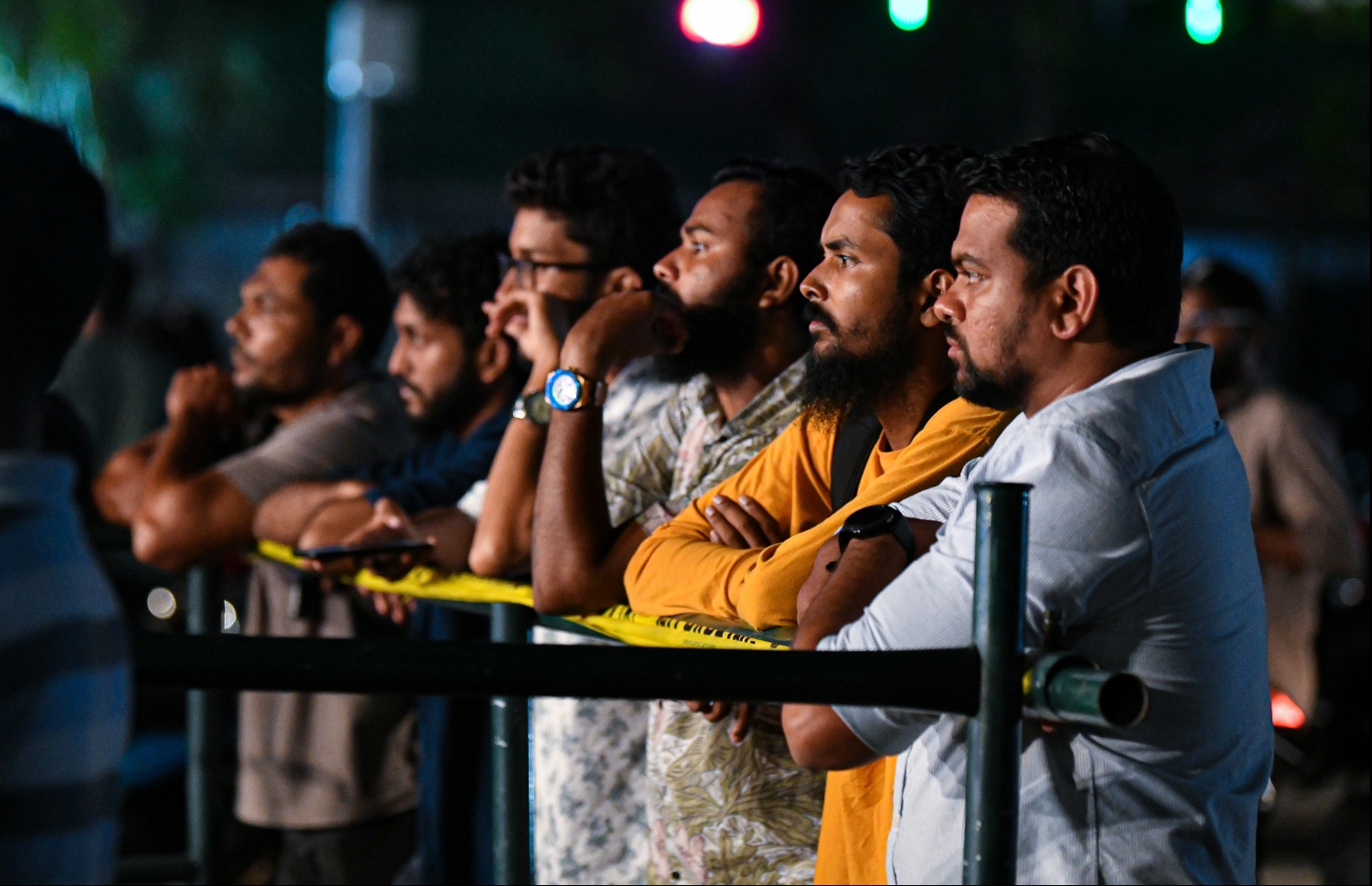 މެންކްގެ ދަރުސް އަޑުއަހަން ޒުވާނުންތަކެއް ކާނިވާ ސަރަހައްދުގައި މިރޭ މަޑުކޮށްލައިގެން.---ފޮޓޯ: ހުސައިން ވަހީދު/މިހާރު