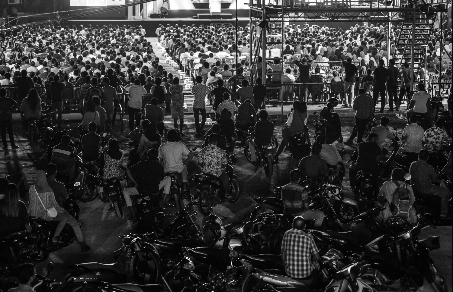 މާލެ: ޖެނުއަރީ 14، 2020: މަޝްހޫރު ދީނީ އިލްމުވެރިޔާ މުފްތީ މެންކް ރާއްޖެއަށް ކުރައްވަމުން ގެންދަވާ ދަތުރުފުޅުގައި މިރޭ އަލިމަސް ކާނިވާ ސްޓޭޖުގައި ދެއްވި ދީނީ ދަރުސްގެ ތެރެއިން.--- ފޮޓޯ: ހުސައިން ވަހީދު/މިހާރު