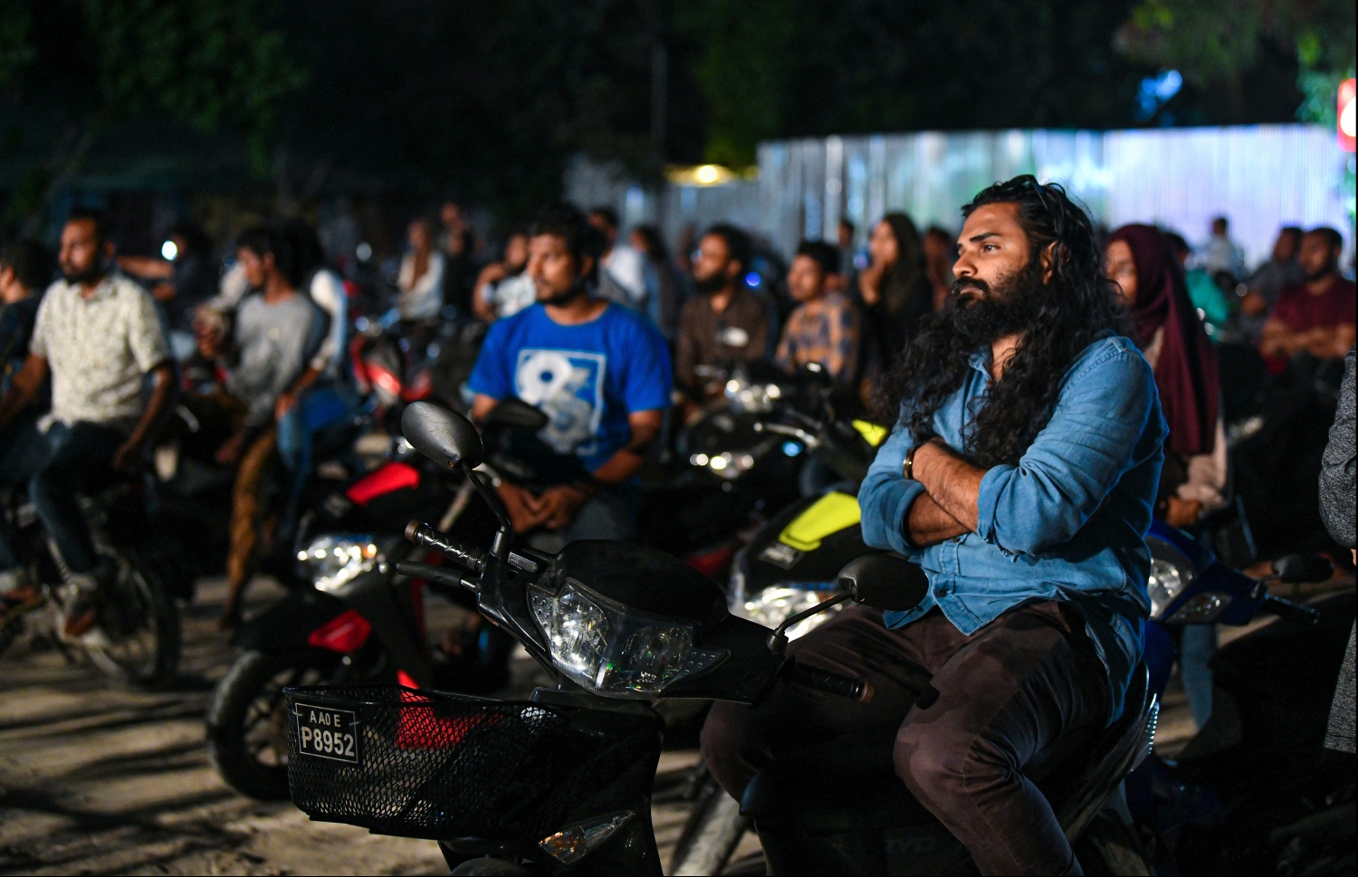 މާލެ: ޖެނުއަރީ 14، 2020: މަޝްހޫރު ދީނީ އިލްމުވެރިޔާ މުފްތީ މެންކް ރާއްޖެއަށް ކުރައްވަމުން ގެންދަވާ ދަތުރުފުޅުގައި މިރޭ އަލިމަސް ކާނިވާ ސްޓޭޖުގައި ދެއްވި ދީނީ ދަރުސްގެ ތެރެއިން.--- ފޮޓޯ: ހުސައިން ވަހީދު/މިހާރު