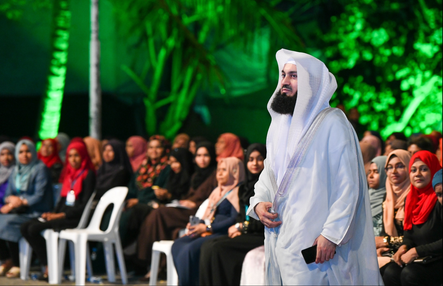 މާލެ: ޖެނުއަރީ 14، 2020: މަޝްހޫރު ދީނީ އިލްމުވެރިޔާ މުފްތީ މެންކް ރާއްޖެއަށް ކުރައްވަމުން ގެންދަވާ ދަތުރުފުޅުގައި މިރޭ އަލިމަސް ކާނިވާ ސްޓޭޖުގައި ދެއްވި ދީނީ ދަރުސްގެ ތެރެއިން.--- ފޮޓޯ: ހުސައިން ވަހީދު/މިހާރު