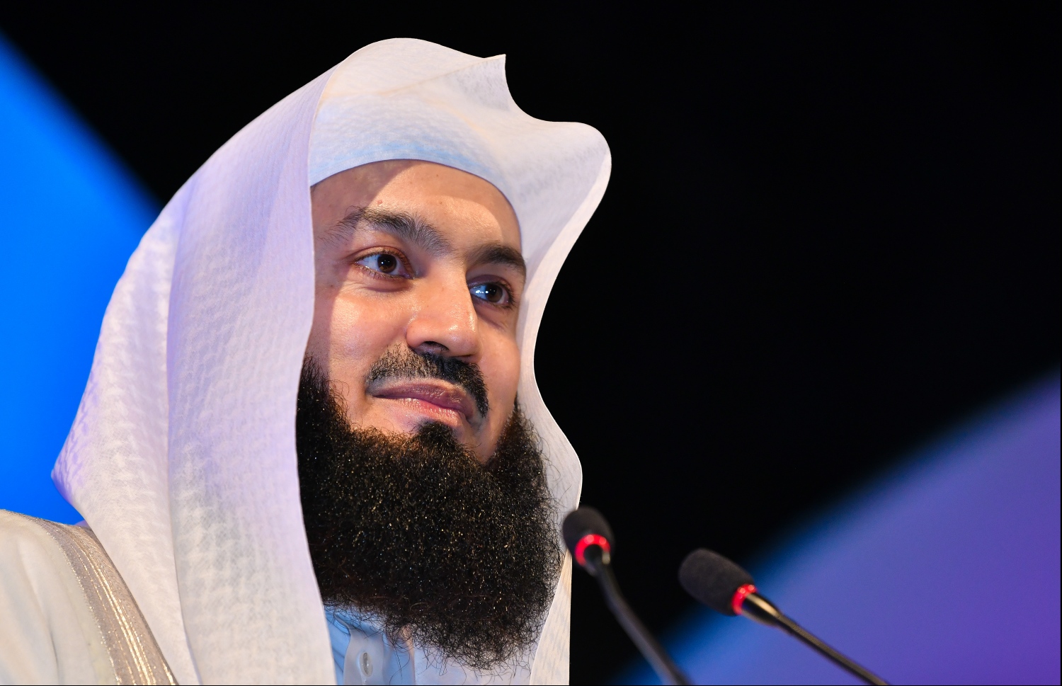 މާލެ: ޖެނުއަރީ 14، 2020: މަޝްހޫރު ދީނީ އިލްމުވެރިޔާ މުފްތީ މެންކް ރާއްޖެއަށް ކުރައްވަމުން ގެންދަވާ ދަތުރުފުޅުގައި މިރޭ އަލިމަސް ކާނިވާ ސްޓޭޖުގައި ދެއްވި ދީނީ ދަރުސްގެ ތެރެއިން.--- ފޮޓޯ: ހުސައިން ވަހީދު/މިހާރު