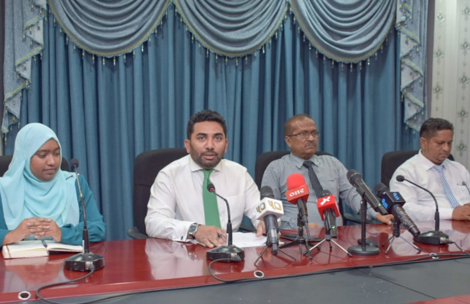 ހެލްތު މިނިސްޓަރު އަމީން މިރޭ ނޫސްވެރިންނާ ވާހަކަ ދައްކަވަނީ.---ފޮޓޯ: ހެލްތު މިނިސްޓްރީ