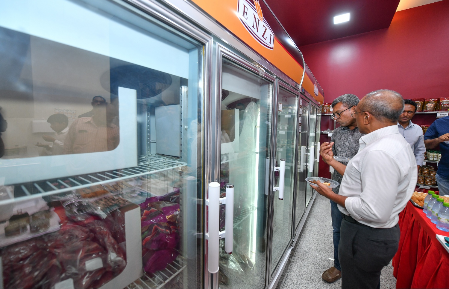 ރައީސް އޮފީހުގެ މިނިސްޓަރު އަދި އެންސިސްގެ އެމްޑީ ވަސީމް، އެންޒީ ބްރޭންޑުގެ އުފެއްދުންތައް މިރޭ ބައްލަވައިލައްވަނީ.--- ފޮޓޯ: ނިޝާން އަލީ/ މިހާރު