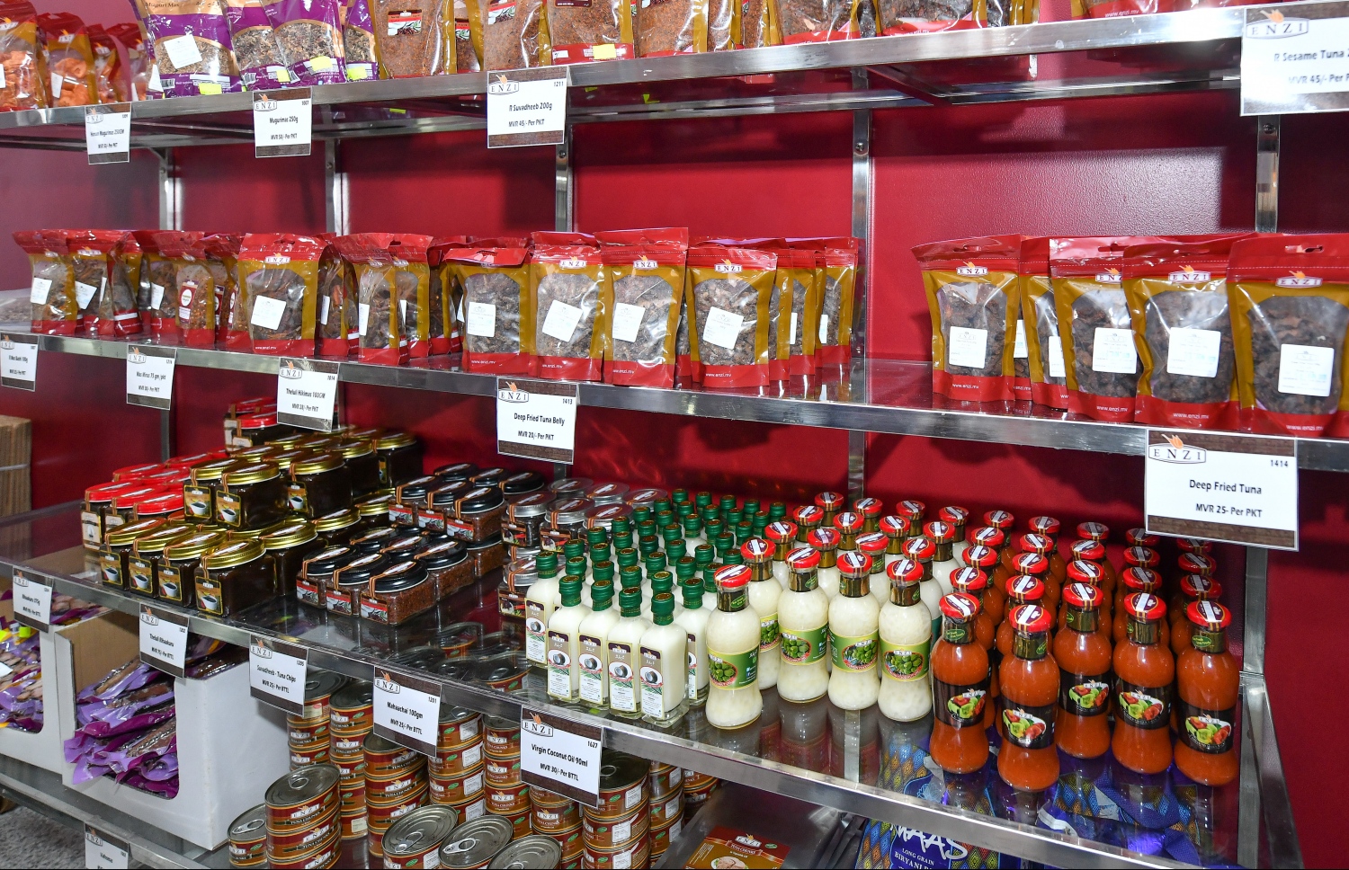 މާލޭގައި މިރޭ ހުޅުވި އެންޒީގެ އާ ފިހާރައިގައި، އެންޒީ ބްރޭންޑުގެ އުފެއްދުންތައް ޑިސްޕްލޭ ކޮށްފައި.---ފޮޓޯ: ނިޝާން އަލީ/މިހާރު