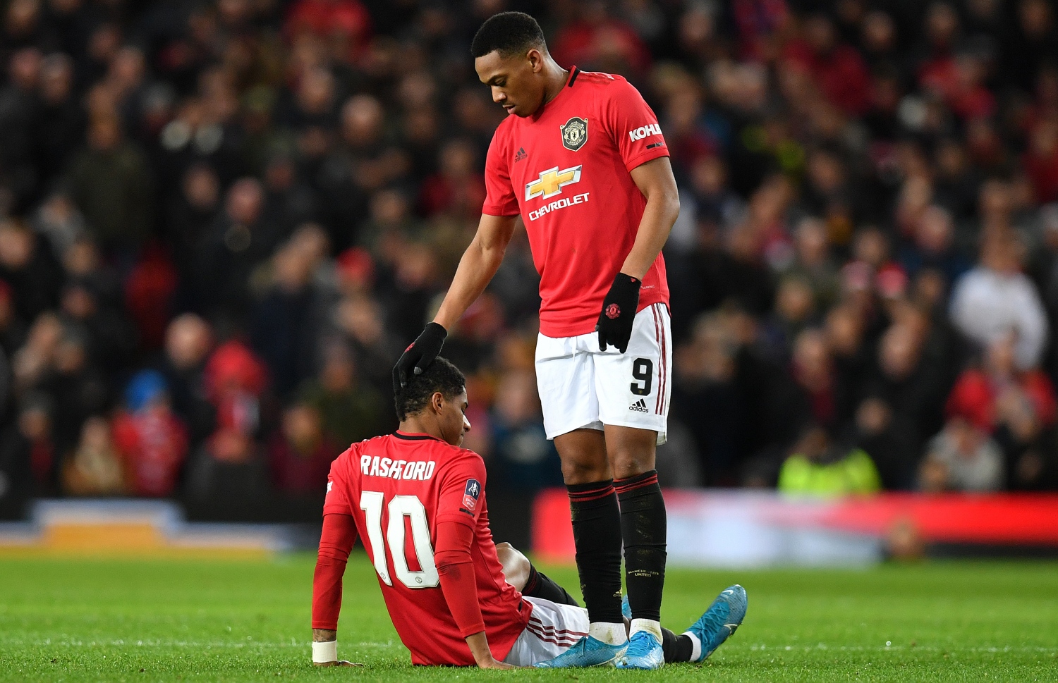 ރޭގެ މެޗުގައި ޔުނައިޓެޑްގެ ރެޝްފޯޑަށް އަނިޔާވުމުން އޭނާ ދަނޑުމަތީގައި އިށީދެލައިގެން. -- ފޮޓޯ: އޭއެފްޕީ