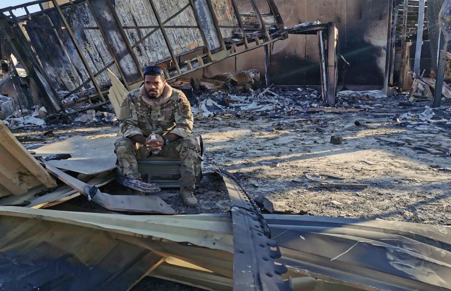 އަލް އަސަދު ވައިގެ މަރުކަޒަށް ދިން މިސައިލް ހަމަލާގައި، ޑްރޯން ޕައިލެޓުންނާއި އޮޕަރޭޓަރުން ތިބޭ އިމާރާތަށް ގެއްލުން ލިބިފައި. --ފޮޓޯ:ސީއެންއެން