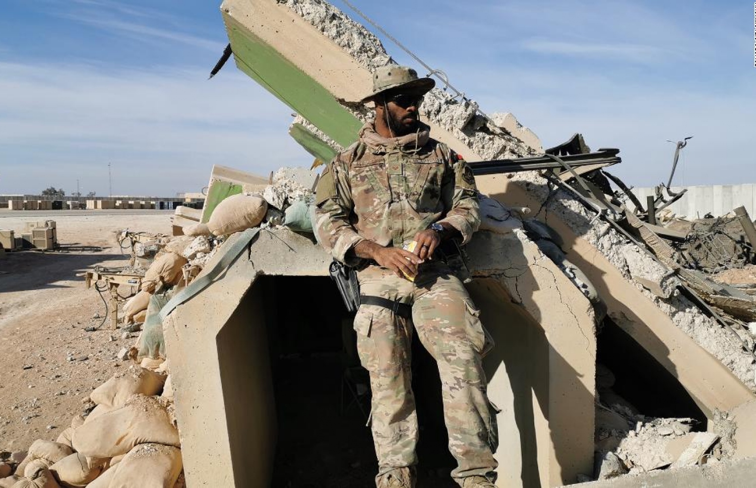 އިރާގުގައި އެމެރިކާ އިން ހެދި ބަންކަރެއް ކައިރީ ސިފައިންގެ މީހަކު މަޑުކޮށްލައިގެން. --ފޮޓޯ:ސީއެންއެން