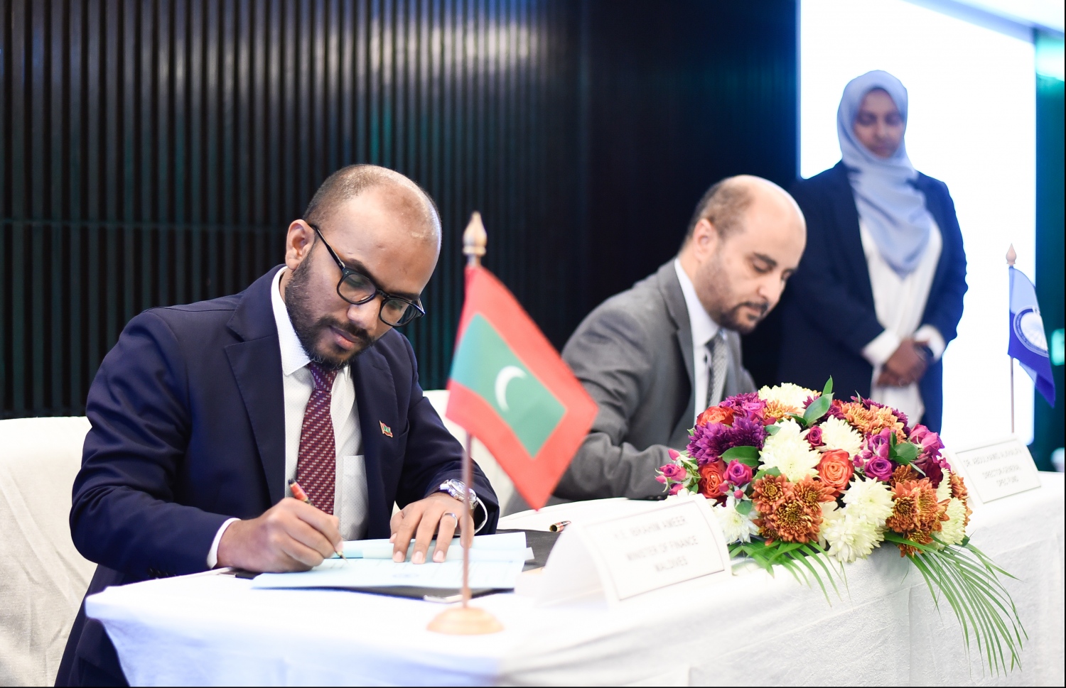 އޯޕެކް ފަންޑުން ރާއްޖެއަށް ދޭ 50 މިލިޔަން ޑޮލަރުގެ ލޯނުގެ އެއްބަސްވުމުގައި އެޖަމާއަތުގެ ޑިރެކްޓަ ޖެނެރަލް އަބްދުލް ހާމިދު އާއި ފިނޭންސް މިނިސްޓަރު އިބްރާހީމް އަމީރު ސޮއިކުރައްވަނީ --ފޮޓޯ: ހުސައިން ވަހީދު/މިހާރު