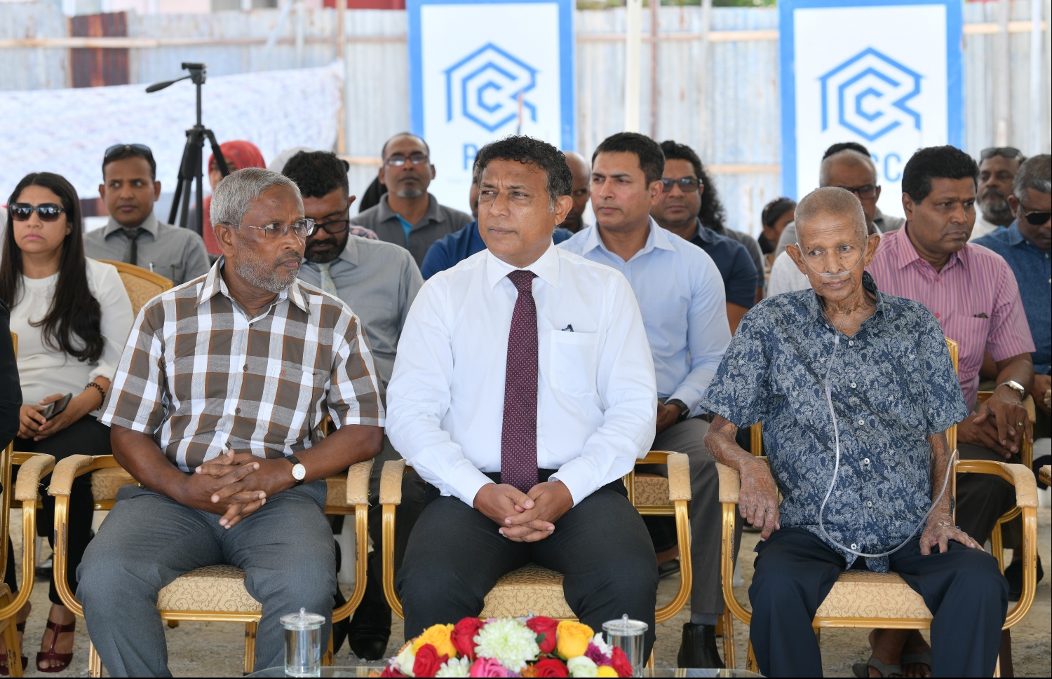މިސްކިތުގެ ބިންގާ އެޅުމުގެ ރަސްމިއްޔާތުގައި ޕްލޭނިން މިނިސްޓަރު (މ) އާއި އާރުސީސީގެ ޗެއާމަން (ކ) އަދި އެމްޑިީ (ވ) ބައިވެރިވެވަޑައިގަންނަވަނީ.--- ފޮޓޯ:: ނިޝާން އަލީ/ މިހާރު