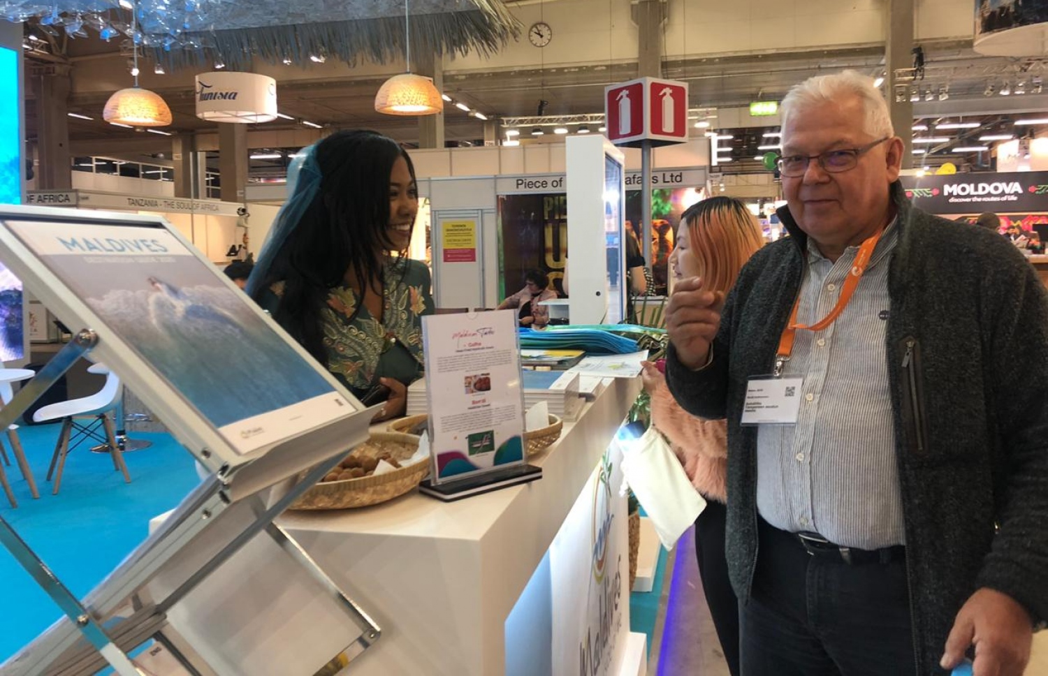 މަޓްކާ ފެއާގައި ރާއްޖޭގެ ސްޓެންޑުން މީހަކު މައުލޫމާތު ހޯދަނީ-- ފޮޓޯ: އެމްއެމްޕީއާރުސީ