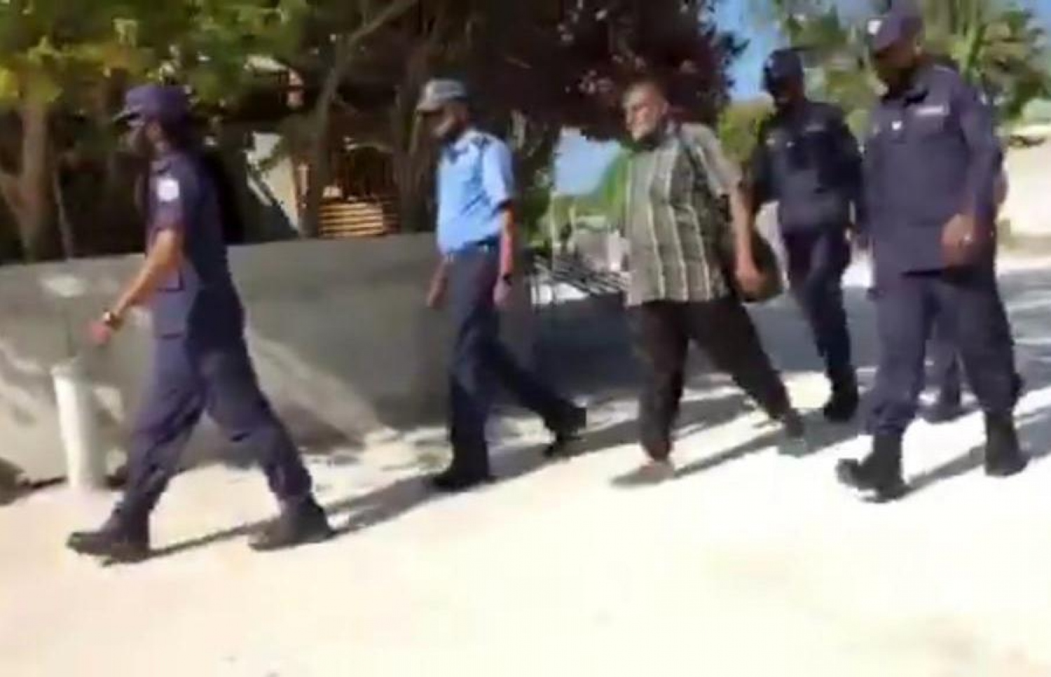 ކަނޑުހުޅުދޫގައި ދެ އަހަރުގެ ކުއްޖަކު ރޭޕް ކުރި ކަމުގެ ތުހުމަތުގައި އެ ކުއްޖާގެ ކާފަ ފުލުހުން ހައްޔަރުކޮށްގެން ގެންދަނީ -- ފޮޓޯ: ސޯޝަލް މީޑިއާ