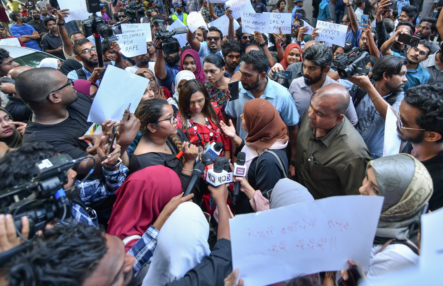 މާލެ ޖެނުއަރީ 17، 2020: ގއ. ކަނޑުހުޅުދޫގައި ދެ އަހަރުގެ އަންހެން ކުއްޖަކު ރޭޕް ކުރި މައްސަލަ އާއި ގުޅިގެން މިއަދު މާލޭގައި ޗައިލްޑް އެބިއުޒް އާ ދެކޮޅަށް ކުރި މުޒާހަރާގެ ތެރެއިން: އެއްވި މީހުން ވަނީ ޖެންޑަ މިނިސްޓްރީން އިހުމާލުވެފައިވާ ކަމަށް ބުނެ، އެތަނުގެ ވެރިން ވަގުތުން އިސްތިއުފާ ދިނުމަށް ގޮވާލައިފައި--. ފޮޓޯ:ނިޝާން އަލީ/މިހާރު