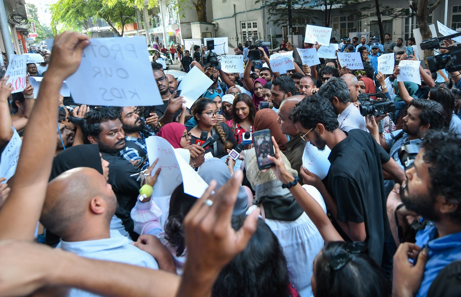 މާލެ ޖެނުއަރީ 17، 2020: ގއ. ކަނޑުހުޅުދޫގައި ދެ އަހަރުގެ އަންހެން ކުއްޖަކު ރޭޕް ކުރި މައްސަލަ އާއި ގުޅިގެން މިއަދު މާލޭގައި ޗައިލްޑް އެބިއުޒް އާ ދެކޮޅަށް ކުރި މުޒާހަރާގެ ތެރެއިން: އެއްވި މީހުން ވަނީ ޖެންޑަ މިނިސްޓްރީން އިހުމާލުވެފައިވާ ކަމަށް ބުނެ، އެތަނުގެ ވެރިން ވަގުތުން އިސްތިއުފާ ދިނުމަށް ގޮވާލައިފައި--. ފޮޓޯ:ނިޝާން އަލީ/މިހާރު