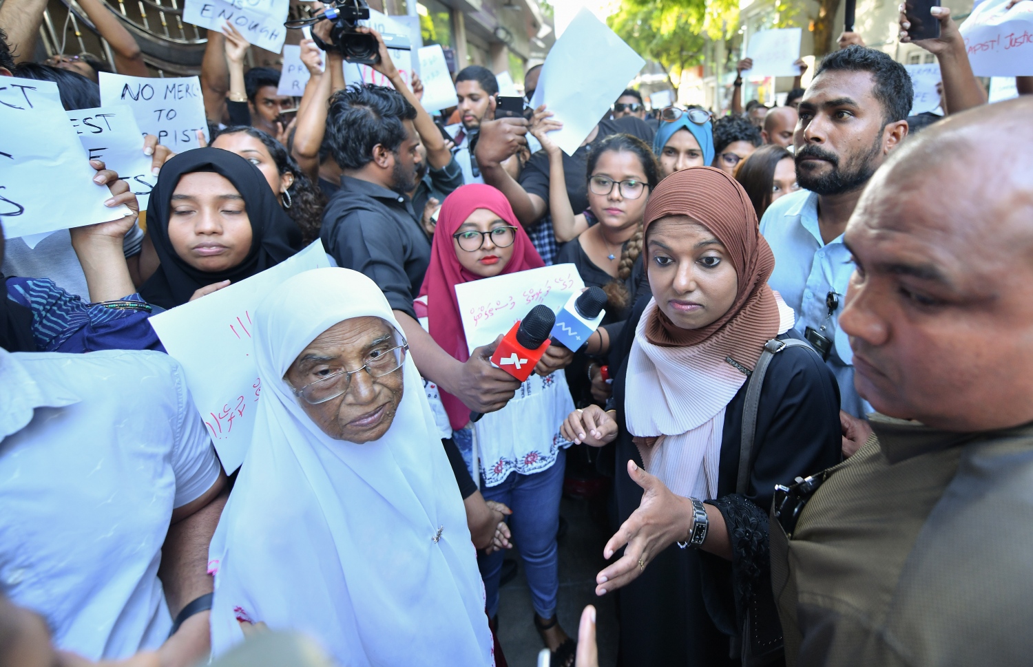 މާލެ ޖެނުއަރީ 17، 2020: ގއ. ކަނޑުހުޅުދޫގައި ދެ އަހަރުގެ އަންހެން ކުއްޖަކު ރޭޕް ކުރި މައްސަލަ އާއި ގުޅިގެން މިއަދު މާލޭގައި ޗައިލްޑް އެބިއުޒް އާ ދެކޮޅަށް ކުރި މުޒާހަރާގެ އެއްވެ ތިބި މީހުންނާއި ޖެންޑަ މިނިސްޓަރު ޝިދާތާ އެ ސަރަހައްދަށް ވަޑައިގެން ބައްދަލު ކުރައްވަނީ: އެއްވި މީހުން ވަނީ ޖެންޑަ މިނިސްޓްރީން އިހުމާލުވެފައިވާ ކަމަށް ބުނެ، އެތަނުގެ ވެރިން ވަގުތުން އިސްތިއުފާ ދިނުމަށް ގޮވާލައިފައި--. ފޮޓޯ:ނިޝާން އަލީ/މިހާރު