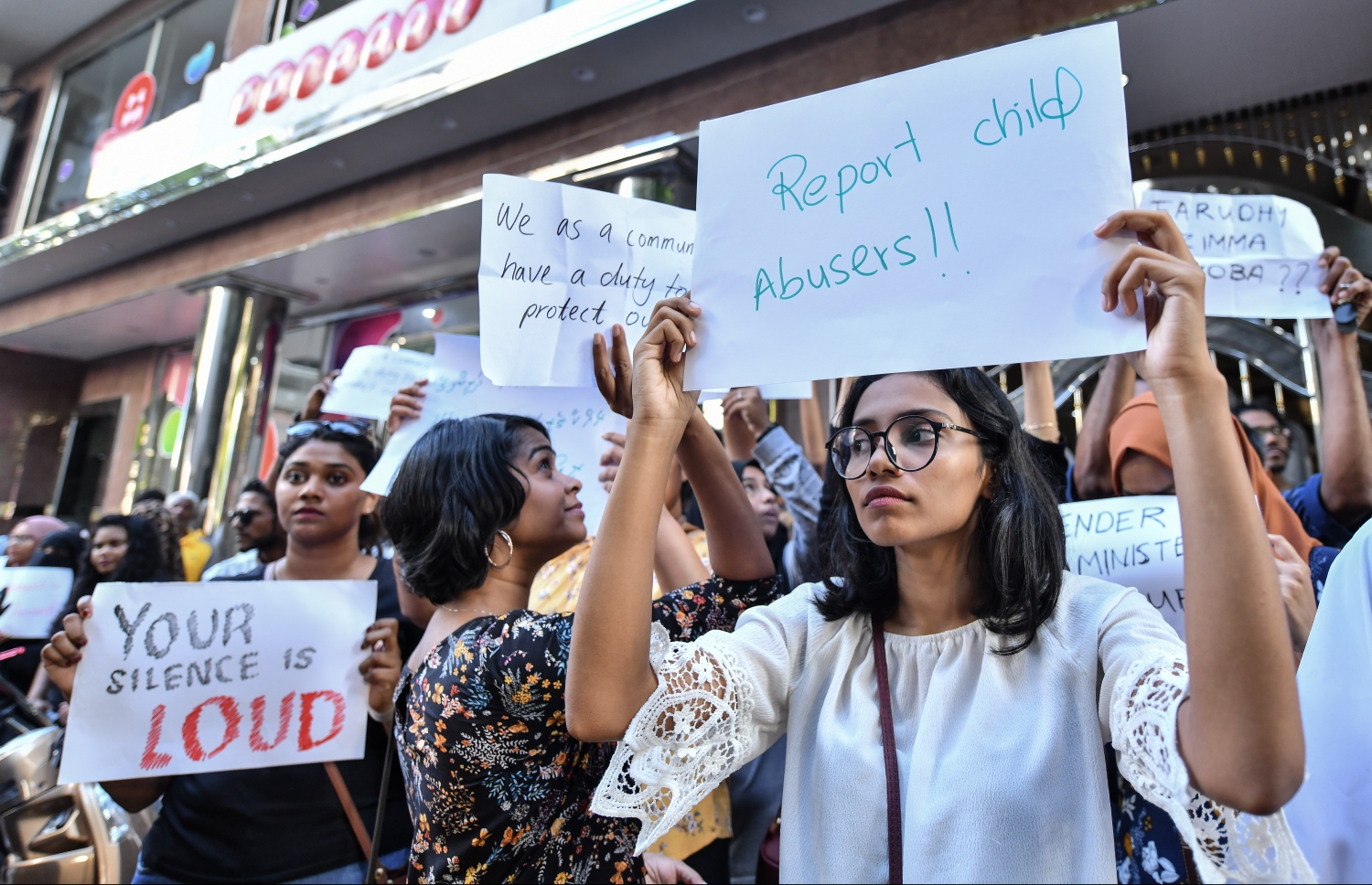 މާލެ ޖެނުއަރީ 17، 2020: ގއ. ކަނޑުހުޅުދޫގައި ދެ އަހަރުގެ އަންހެން ކުއްޖަކު ރޭޕް ކުރި މައްސަލަ އާއި ގުޅިގެން މިއަދު މާލޭގައި ޗައިލްޑް އެބިއުޒް އާ ދެކޮޅަށް ކުރި މުޒާހަރާގެ ތެރެއިން: އެއްވި މީހުން ވަނީ ޖެންޑަ މިނިސްޓްރީން އިހުމާލުވެފައިވާ ކަމަށް ބުނެ، އެތަނުގެ ވެރިން ވަގުތުން އިސްތިއުފާ ދިނުމަށް ގޮވާލައިފައި--. ފޮޓޯ:ނިޝާން އަލީ/މިހާރު