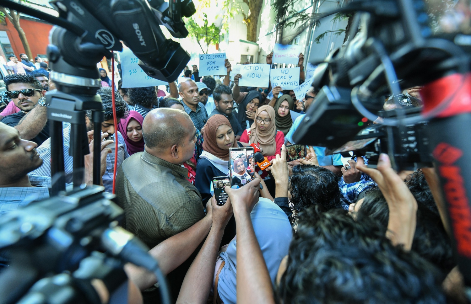 މާލެ ޖެނުއަރީ 17، 2020: ގއ. ކަނޑުހުޅުދޫގައި ދެ އަހަރުގެ އަންހެން ކުއްޖަކު ރޭޕް ކުރި މައްސަލަ އާއި ގުޅިގެން މިއަދު މާލޭގައި ޗައިލްޑް އެބިއުޒް އާ ދެކޮޅަށް ކުރި މުޒާހަރާގެ އެއްވެ ތިބި މީހުންނާއި ޖެންޑަ މިނިސްޓަރު ޝިދާތާ އެ ސަރަހައްދަށް ވަޑައިގެން ބައްދަލު ކުރައްވަނީ: އެއްވި މީހުން ވަނީ ޖެންޑަ މިނިސްޓްރީން އިހުމާލުވެފައިވާ ކަމަށް ބުނެ، އެތަނުގެ ވެރިން ވަގުތުން އިސްތިއުފާ ދިނުމަށް ގޮވާލައިފައި--. ފޮޓޯ:ނިޝާން އަލީ/މިހާރު