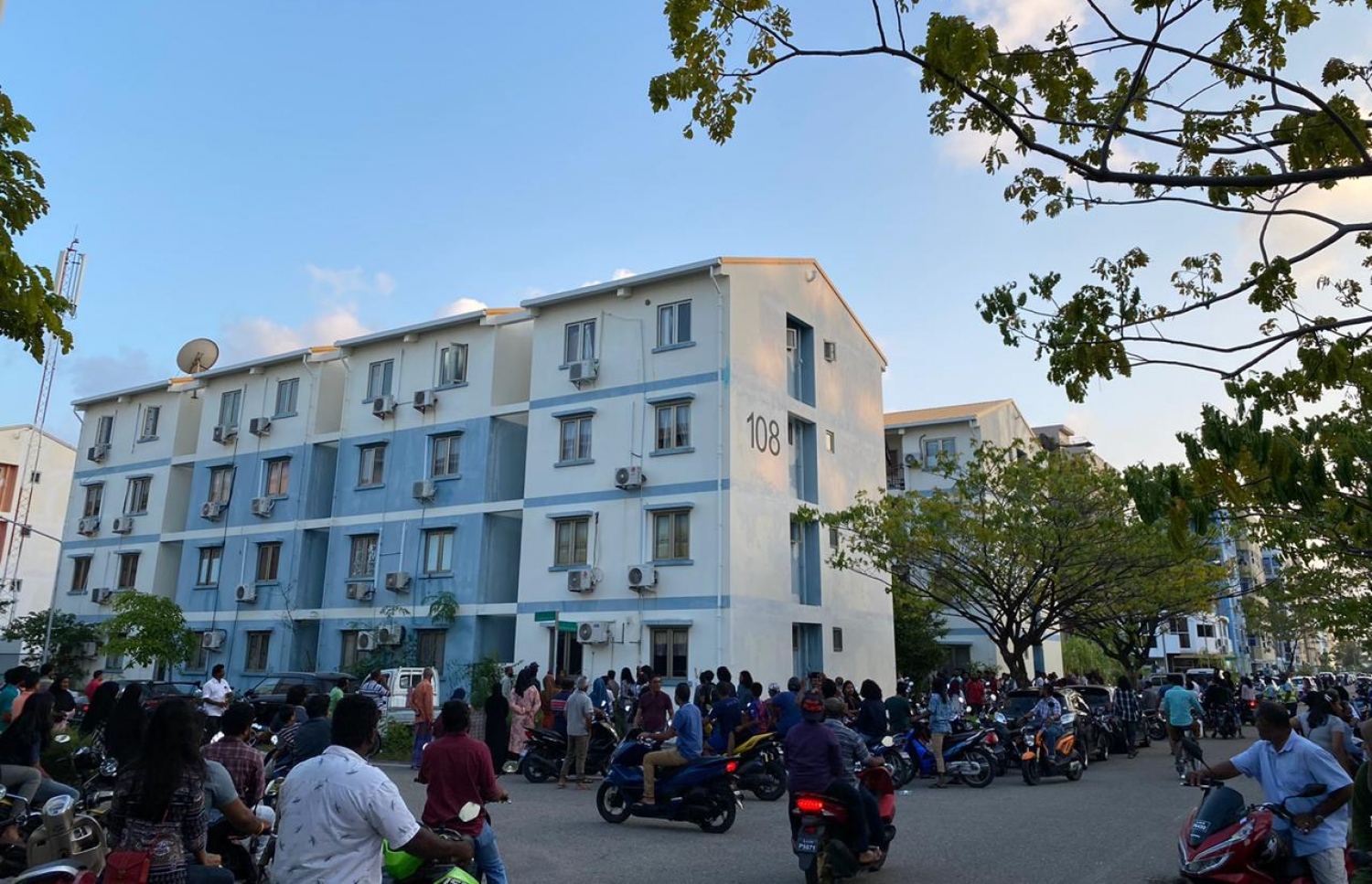 ކުޑަކުއްޖާގެ ބައްޕަ ދިރިއުޅޭ ފްލެޓްގައި ކައިރީގައި އާންމުން އެއްވެފައި