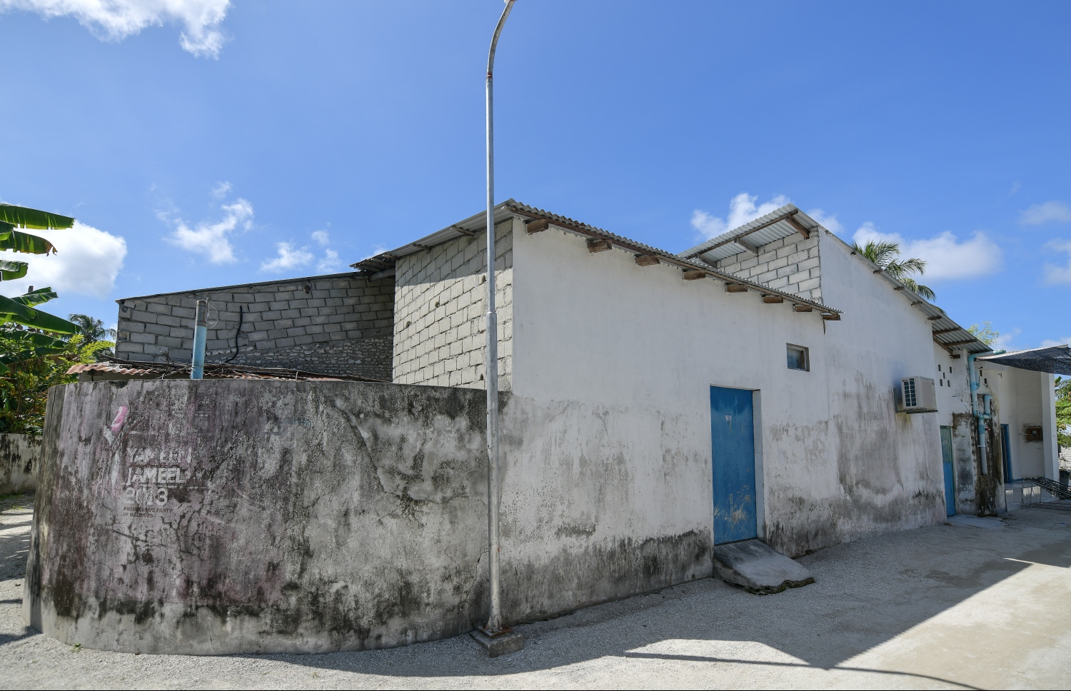 ދެ އަހަރު ނުފުރޭ ކުއްޖާ ދިރިއުޅުނު ގެ: އެ ގޭތެރެ އޮންނަނީ ވަރަށް އަނދިރިކޮށް "ހޮހަޅައެއް"ގެ ގޮތަށް ކަމަށް މި ރަށުގެ ބައެއް މީހުން ބުނޭ. --ފޮޓޯ: ނިޝާން އަލީ/މިހާރު