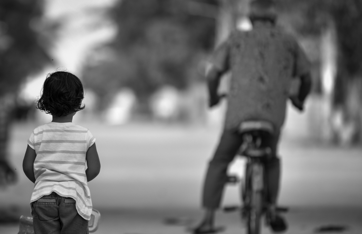 ރަށެއްގައި މީހަކު ބައިސްކަލް ދުއްވާފައިދާ އިރު މަގުމަތީގައި ކުޑަ ކުއްޖަކު މަޑުކޮށްލައިގެން. --ފޮޓޯ: ނިޝާން އަލީ/މިހާރު