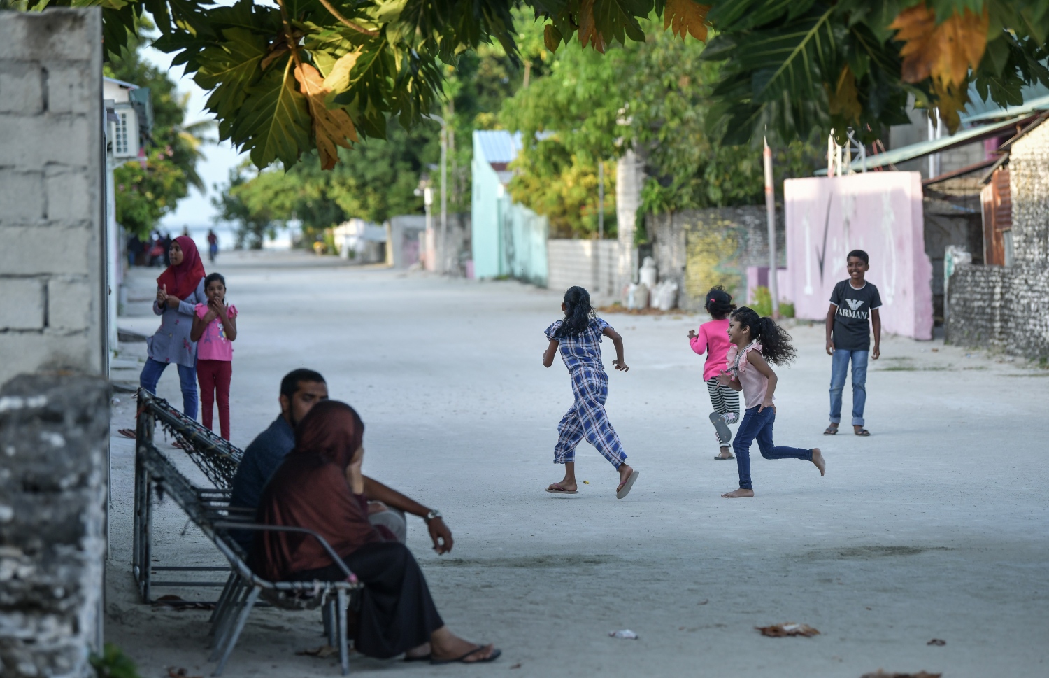 ކުދިންތަކެއް މަގުމަތީގައި ކުޅެނީ. --ފޮޓޯ: ނިޝާން އަލީ/މިހާރު