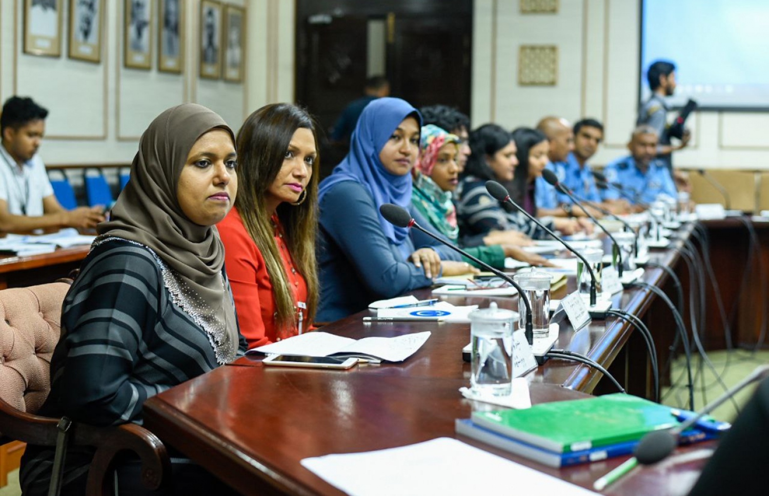 މަޖިލިހުގެ ކޮމިޓީގެ ބައްދަލުވުމުގައި ކަމާ ބެހޭ އިސް ވެރިން