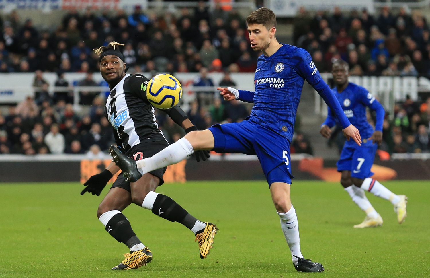 ނިއުކާސަލްގެ މެކްސިމައިން (ވ) ކައިރިން ޗެލްސީގެ ޖޯޖީނިއޯ ބޯޅަ ކޮންޓްރޯލް ކުރަނީ. -- ފޮޓޯ: އޭއެފްޕީ