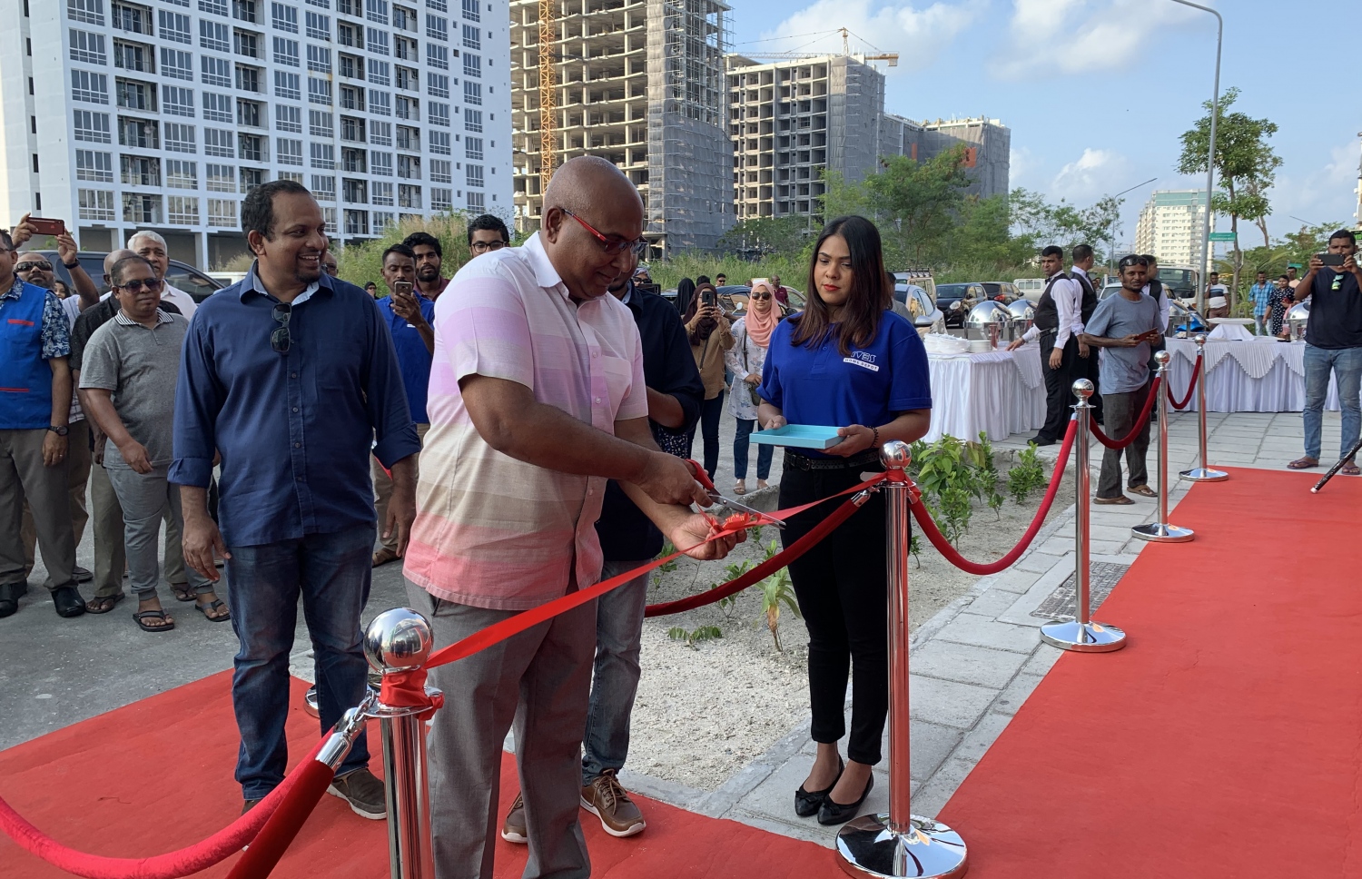 އެޗްޑީސީގެ މެނޭޖިން ޑިރެކްޓަރު އައިވްސް ފިހާރަ ހުޅުއްވައިދެއްވަނީ-- ފޮޓޯ: މިހާރު