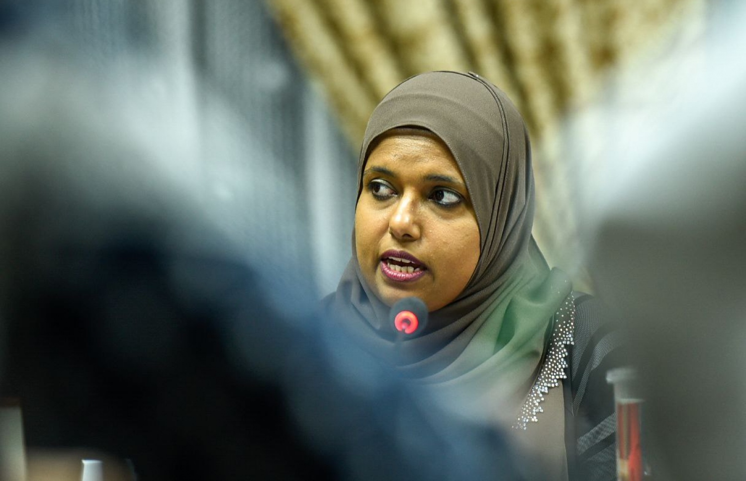 ޖެންޑާ މިނިސްޓަރު ޝިދާތާ ޝަރީފް ރައްޔިތުންގެ މަޖިލީހުގެ ކޮމިޓީގައި ވާހަކަ ދައްކަވަނީ. ފޮޓޯ: ހުސައިން ވަހީދު/މިހާރު