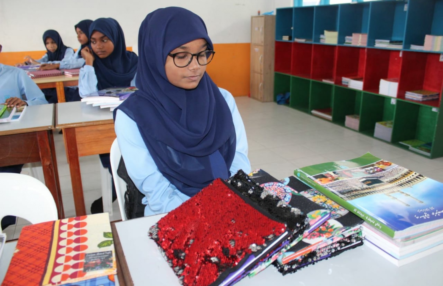 ޅ.ޅޮހި: ޖެނުއަރީ 19، 2020: ޅޮހި ސްކޫލުގެ ދަރިވަރުންތަކެއް ކުލާހުގައި ކިޔަވަނީ: އެ ސްކޫލުގެ ގިނަ ދަރިވަރުންގެ ފޮތްތަކުގައި ސެލޯފިނުގެ ބަދަލުގައި ބޭނުން ކޮށްފައިވަނީ ފޮތި.-- ފޮޓޯ: ޅޮހި ސްކޫލް