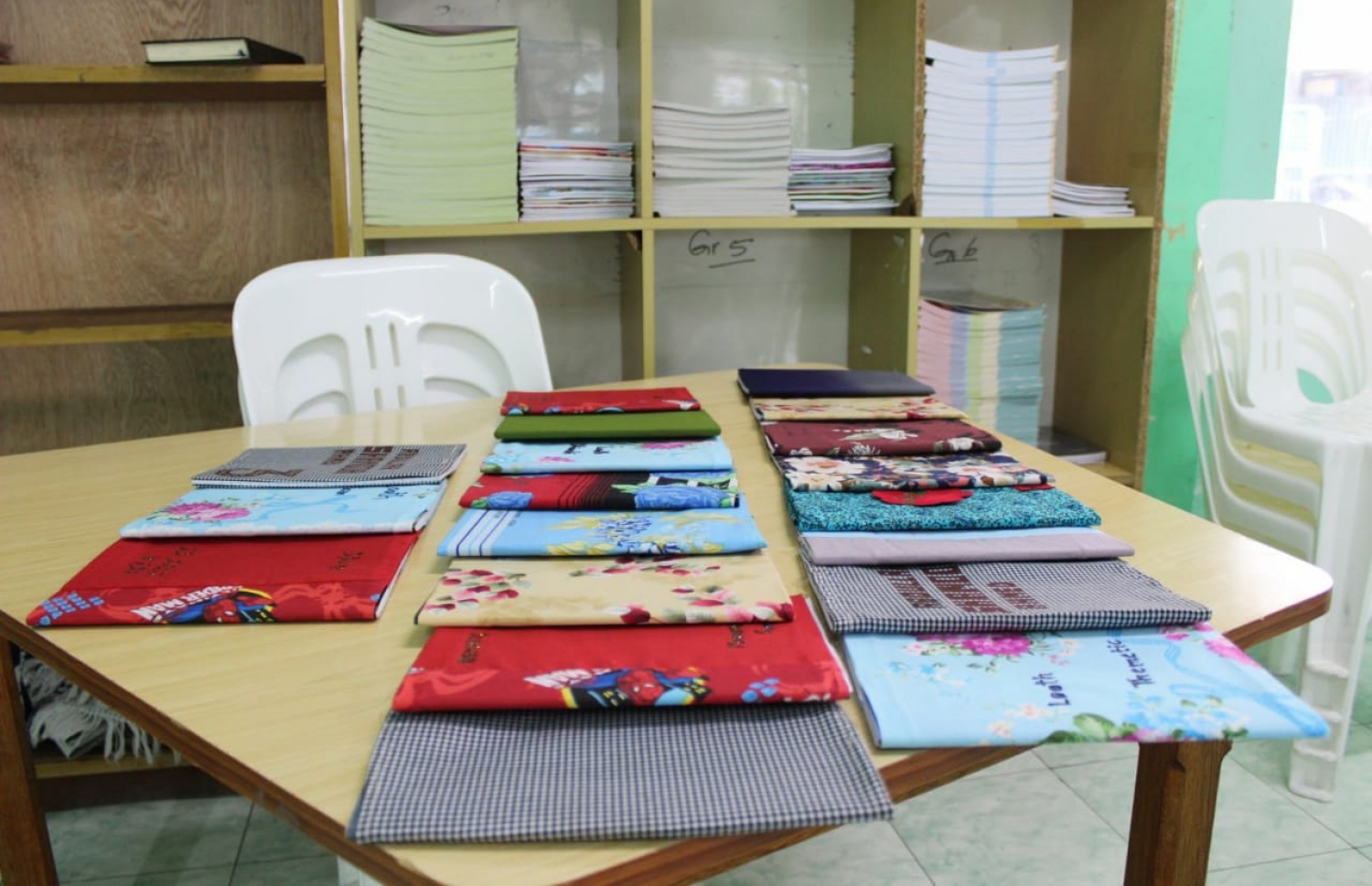 ޅޮހީ ސްކޫލްގެ ކުދިންގެ ފޮތްތަކުގައި ސެލޯފިންގެ ބަދަލުގައި ފޮތި