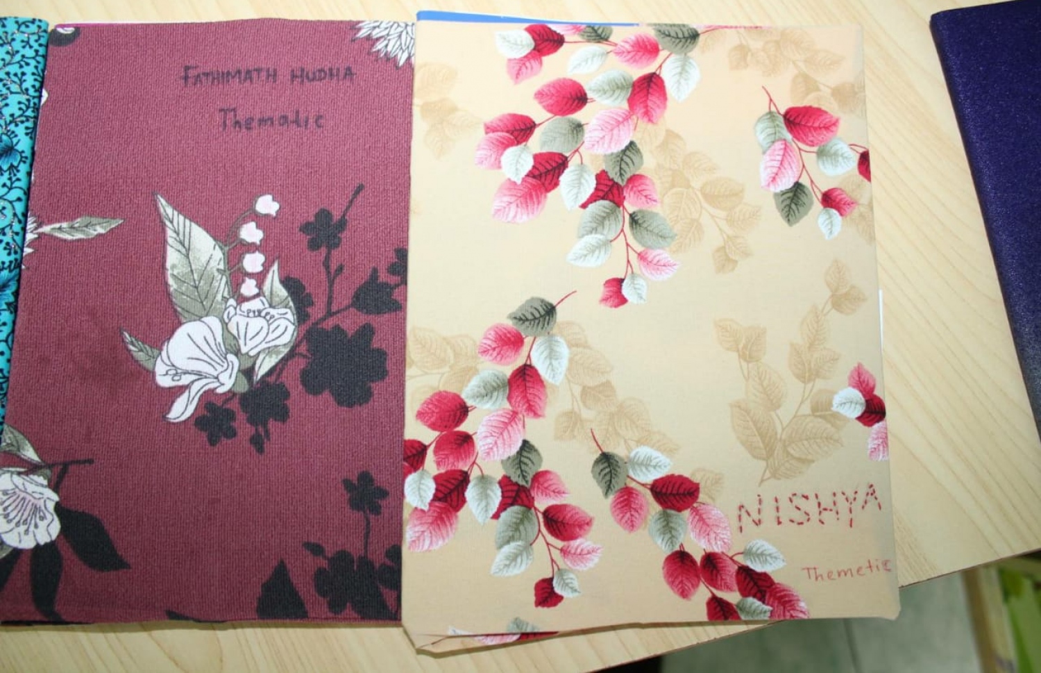 ޅ.ޅޮހި: ޖެނުއަރީ 19، 2020: ޅޮހި ސްކޫލުގެ ދަރިވަރުންތަކެއް ފޮތްތަކެއްގައި ސެލޯފިނުގެ ބަދަލުގައި ފޮތި ބޭނުން ކޮށްފައި.-- ފޮޓޯ: ޅޮހި ސްކޫލް