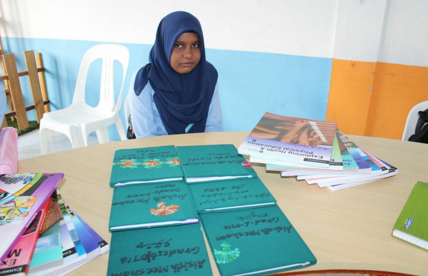 ޅ.ޅޮހި: ޖެނުއަރީ 19، 2020: ޅޮހި ސްކޫލުގެ ދަރިވަރަކު އިށީނދެލައިގެން: އެ ސްކޫލުގެ ގިނަ ދަރިވަރުންގެ ފޮތްތަކުގައި ސެލޯފިނުގެ ބަދަލުގައި ބޭނުން ކޮށްފައިވަނީ ފޮތި.-- ފޮޓޯ: ޅޮހި ސްކޫލް