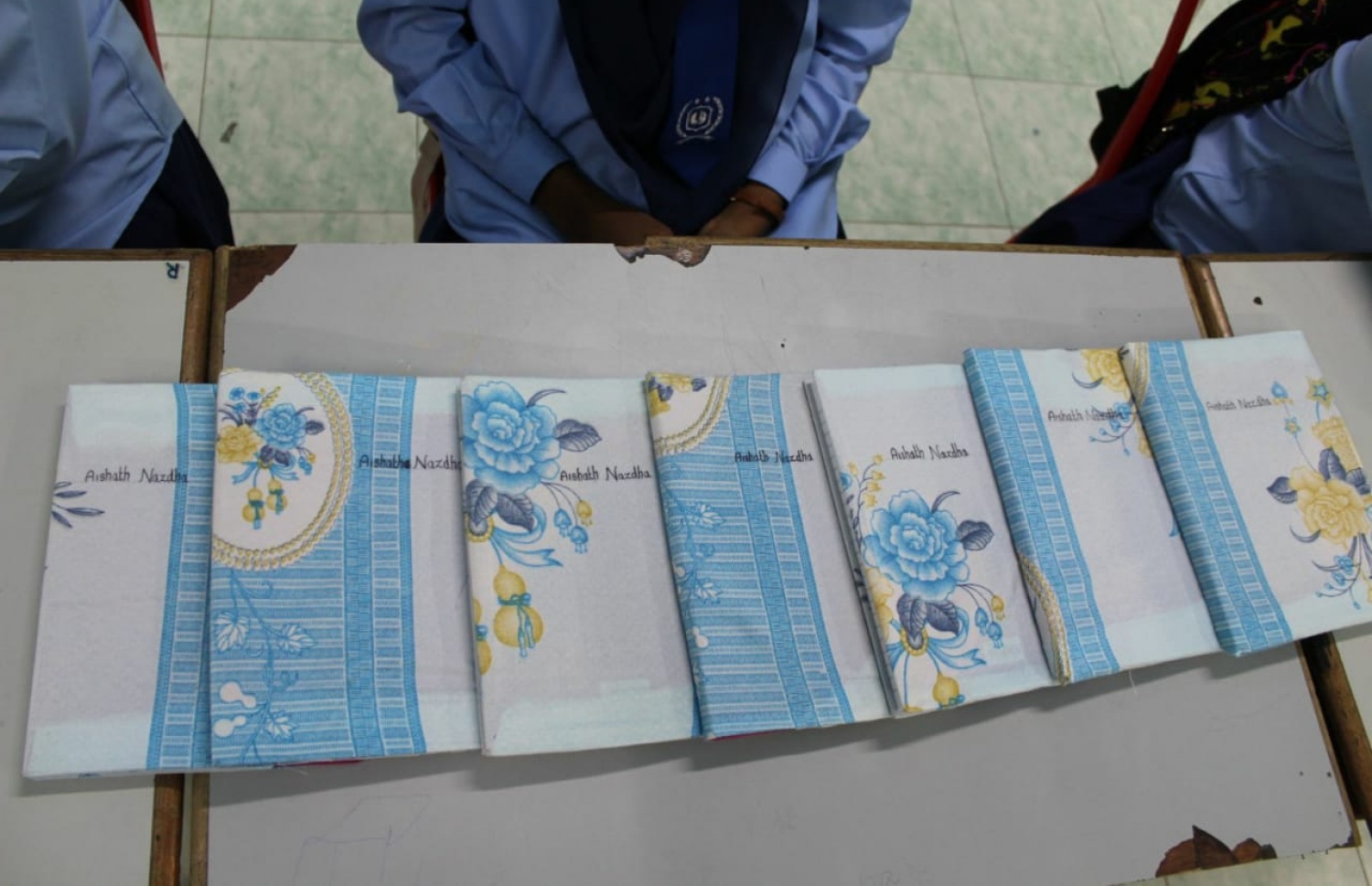 ޅ.ޅޮހި: ޖެނުއަރީ 19، 2020: ޅޮހި ސްކޫލުގެ ދަރިވަރުންތަކެއް ކުލާހުގައި ކިޔަވަނީ: އެ ސްކޫލުގެ ގިނަ ދަރިވަރުންގެ ފޮތްތަކުގައި ސެލޯފިނުގެ ބަދަލުގައި ބޭނުން ކޮށްފައިވަނީ ފޮތި.-- ފޮޓޯ: ޅޮހި ސްކޫލް