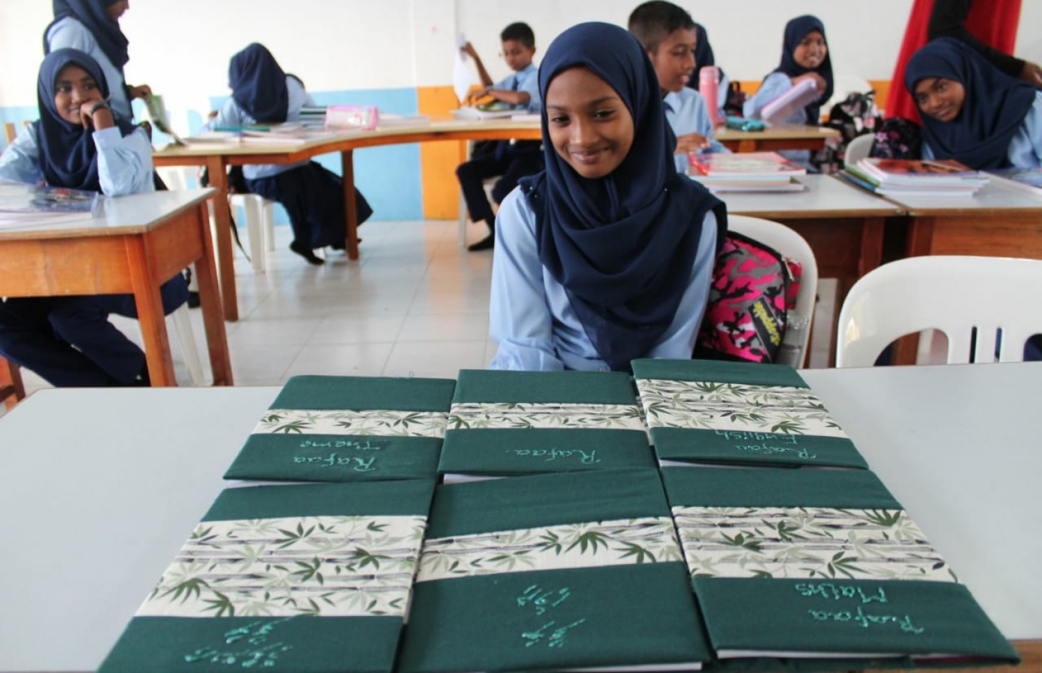 ޅ.ޅޮހި: ޖެނުއަރީ 19، 2020: ޅޮހި ސްކޫލުގެ ދަރިވަރުންތަކެއް ކުލާހުގައި ކިޔަވަނީ: އެ ސްކޫލުގެ ގިނަ ދަރިވަރުންގެ ފޮތްތަކުގައި ސެލޯފިނުގެ ބަދަލުގައި ބޭނުން ކޮށްފައިވަނީ ފޮތި.-- ފޮޓޯ: ޅޮހި ސްކޫލް