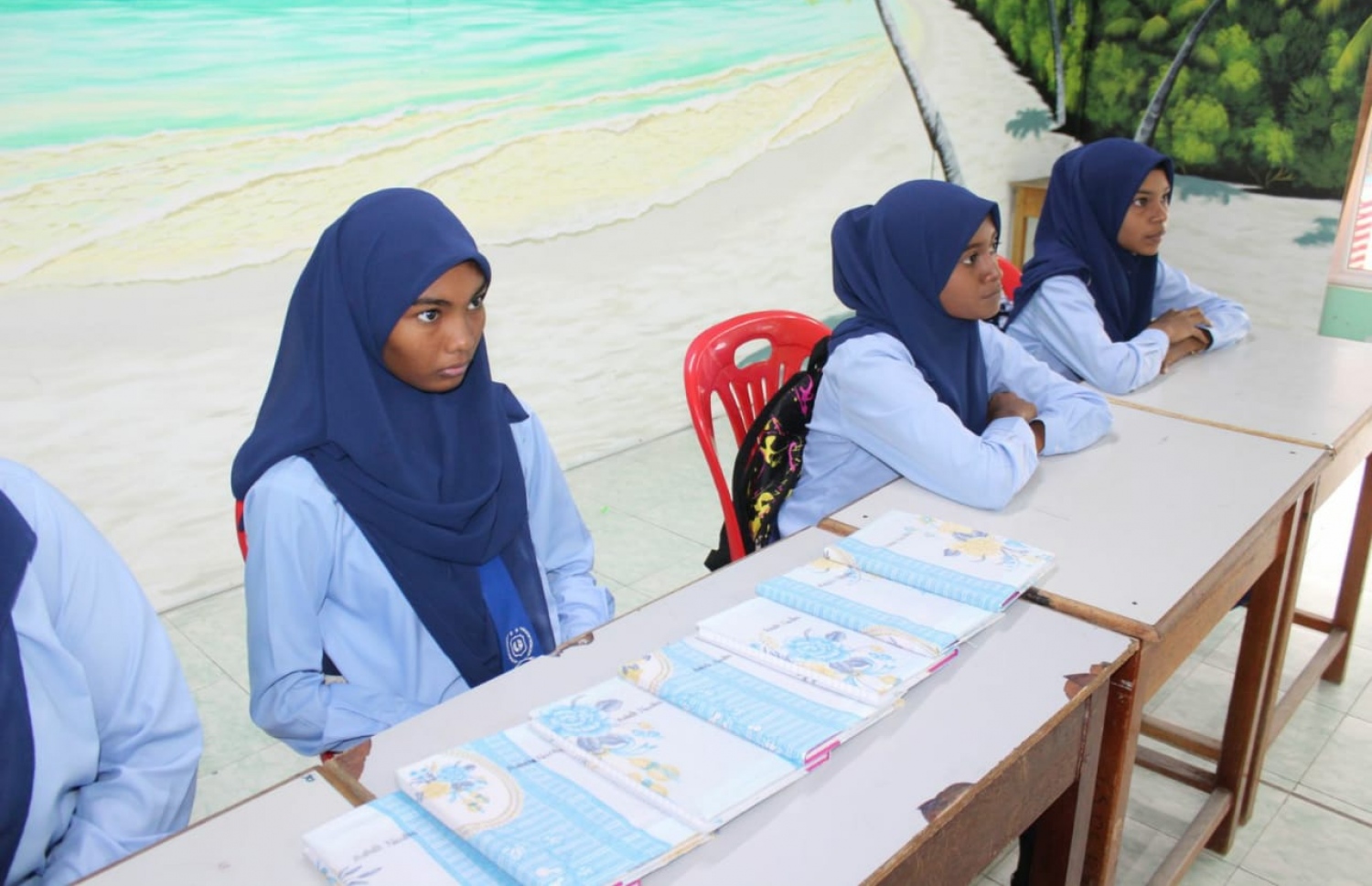 ޅ.ޅޮހި: ޖެނުއަރީ 19، 2020: ޅޮހި ސްކޫލުގެ ދަރިވަރުންތަކެއް ކުލާހުގައި ކިޔަވަނީ: އެ ސްކޫލުގެ ގިނަ ދަރިވަރުންގެ ފޮތްތަކުގައި ސެލޯފިނުގެ ބަދަލުގައި ބޭނުން ކޮށްފައިވަނީ ފޮތި.-- ފޮޓޯ: ޅޮހި ސްކޫލް