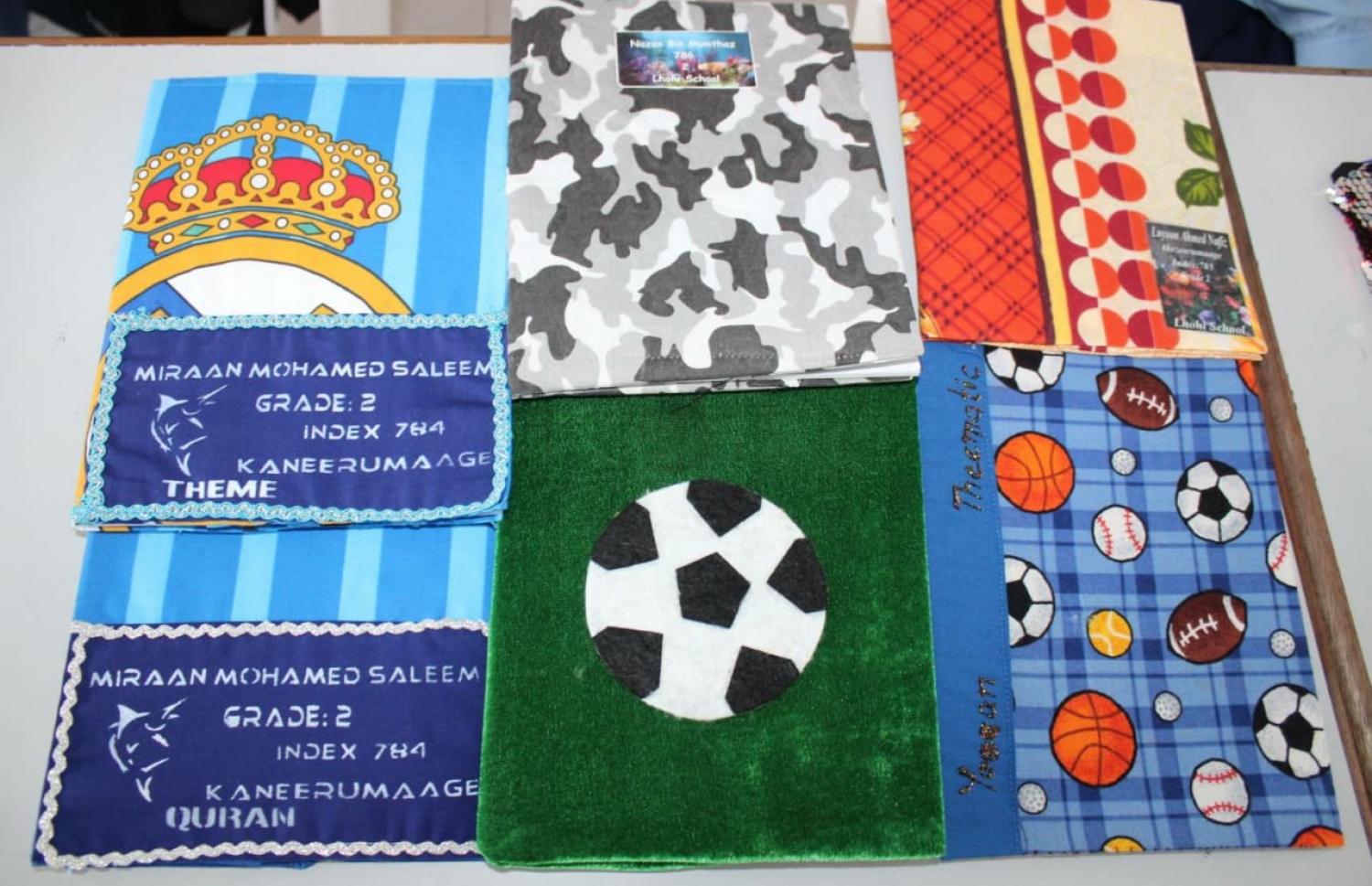 ޅ.ޅޮހި: ޖެނުއަރީ 19، 2020: ޅޮހި ސްކޫލުގެ ދަރިވަރުންތަކެއްގެ އެކިކަހަލަ ފޮތިން ހަދާފައިވާ ފޮތްތަކެއް: އެ ސްކޫލުގެ ގިނަ ދަރިވަރުންގެ ފޮތްތަކުގައި ސެލޯފިނުގެ ބަދަލުގައި ބޭނުން ކޮށްފައިވަނީ ފޮތި.-- ފޮޓޯ: ޅޮހި ސްކޫލް