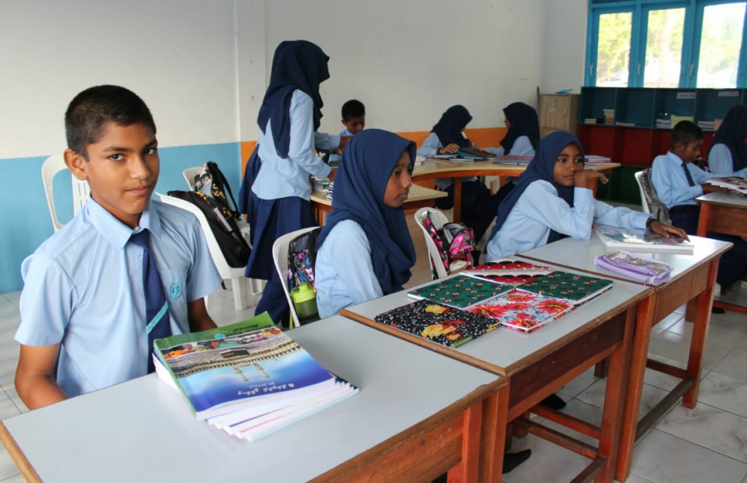 ޅ.ޅޮހި: ޖެނުއަރީ 19، 2020: ޅޮހި ސްކޫލުގެ ދަރިވަރުންތަކެއް ކުލާހުގައި ކިޔަވަނީ: އެ ސްކޫލުގެ ގިނަ ދަރިވަރުންގެ ފޮތްތަކުގައި ސެލޯފިނުގެ ބަދަލުގައި ބޭނުން ކޮށްފައިވަނީ ފޮތި.-- ފޮޓޯ: ޅޮހި ސްކޫލް