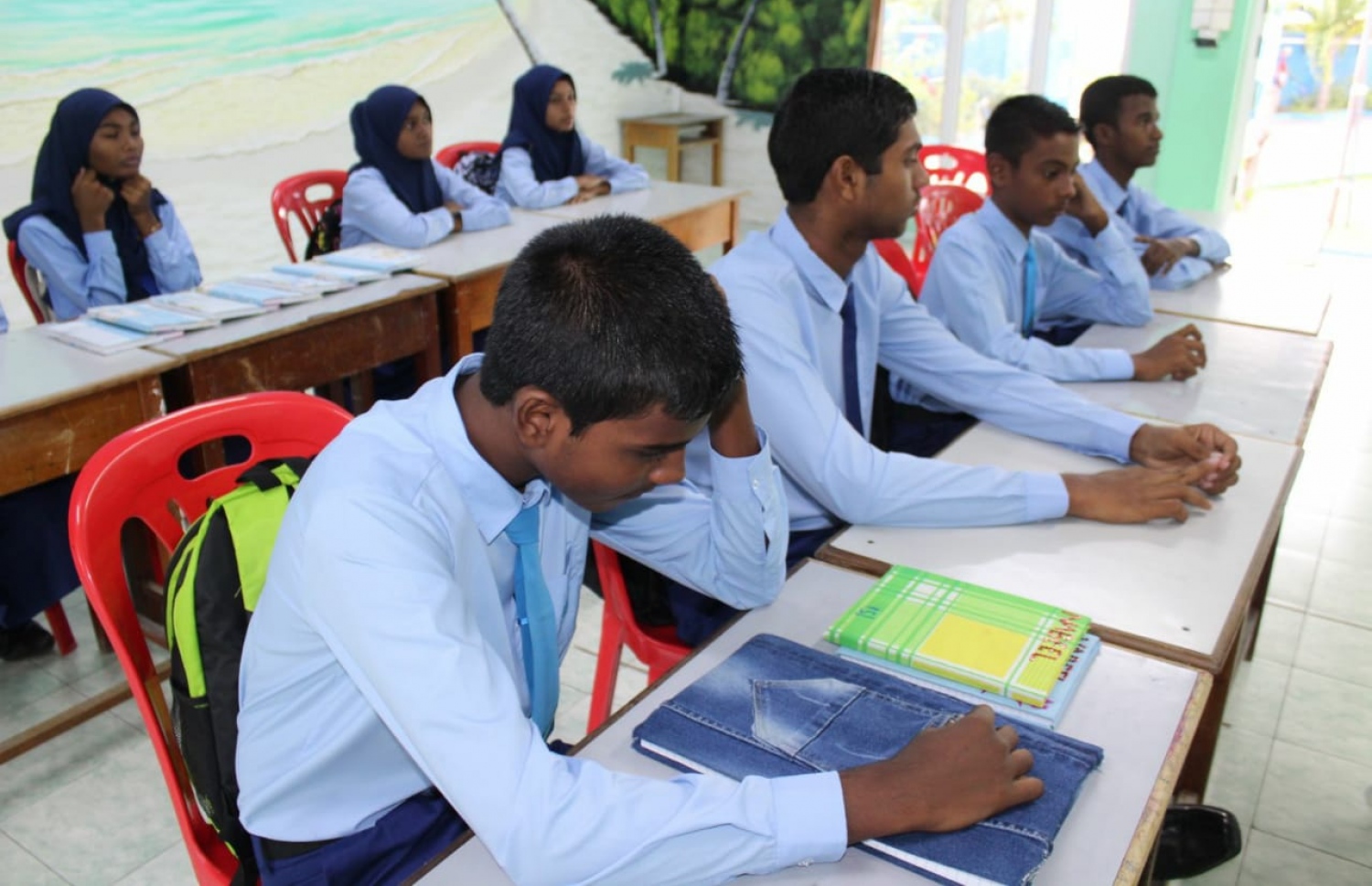 ޅ.ޅޮހި: ޖެނުއަރީ 19، 2020: ޅޮހި ސްކޫލުގެ ދަރިވަރުންތަކެއް ކުލާހުގައި ކިޔަވަނީ: އެ ސްކޫލުގެ ގިނަ ދަރިވަރުންގެ ފޮތްތަކުގައި ސެލޯފިނުގެ ބަދަލުގައި ބޭނުން ކޮށްފައިވަނީ ފޮތި.-- ފޮޓޯ: ޅޮހި ސްކޫލް