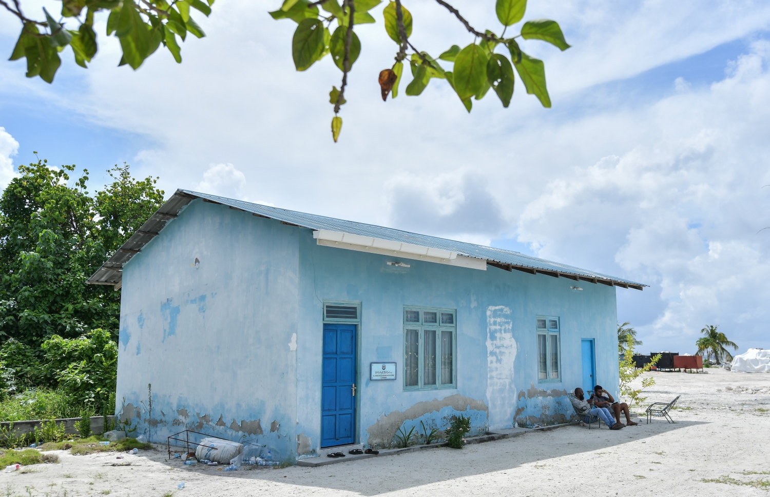 ކަނޑުހުޅުދޫގައި ހުންނަ ޕޮލިސް ޑެސްކް: މި ތަނަށް ރިޕޯޓްކުރާ މައްސަލަ ތަހުގީގު ކުރަނީ ކައިރި ރަށަކުން އައިއޯ އަކު އައިސްގެން. --ފޮޓޯ: ނިޝާން އަލީ/މިހާރު