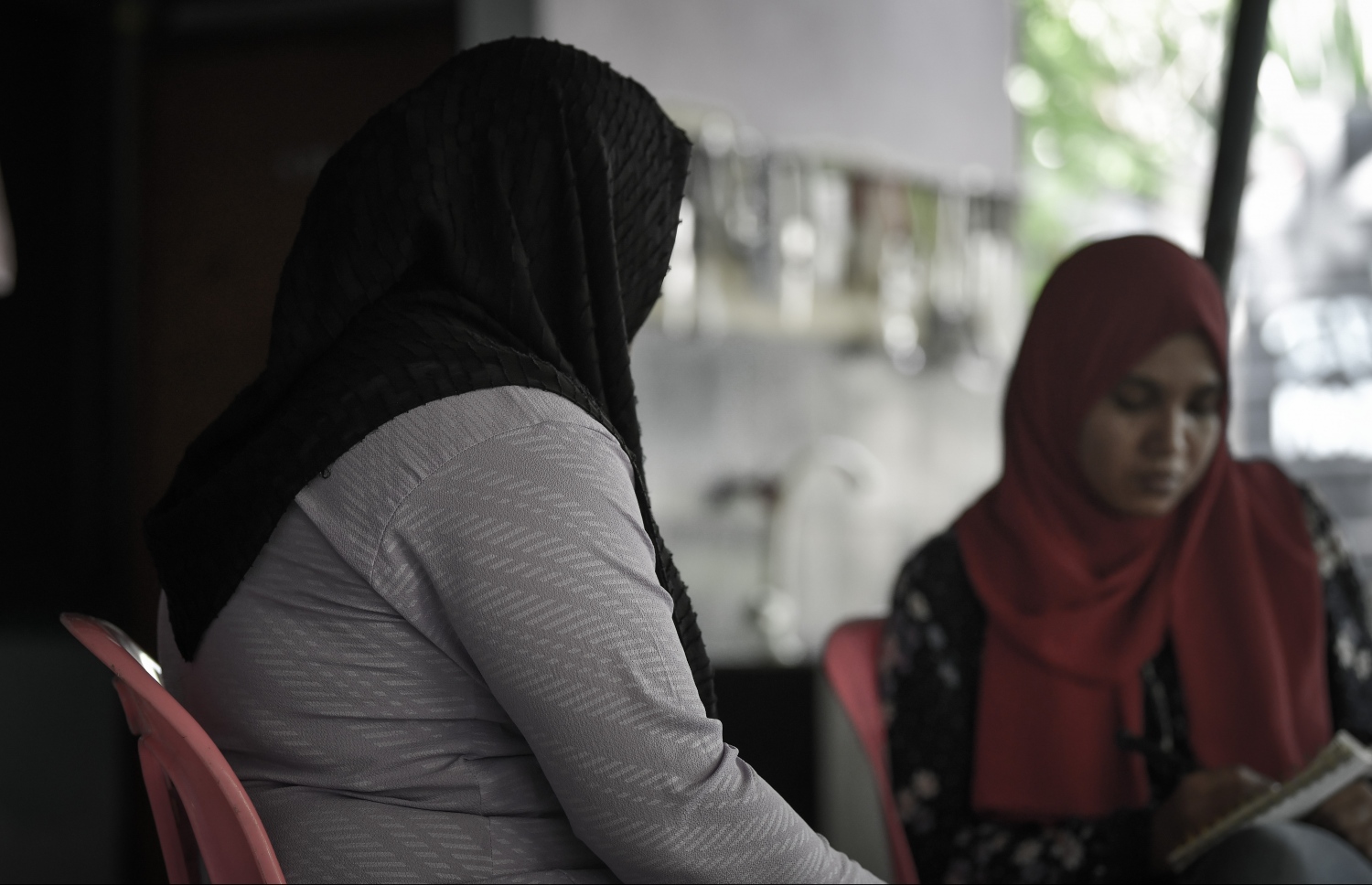 ތިން އަހަރުގެ ކުއްޖާގެ މަންމަ "މިހާރު"އާ ވާހަކަ ދައްކަނީ. --ފޮޓޯ: ނިޝާން އަލީ/މިހާރު