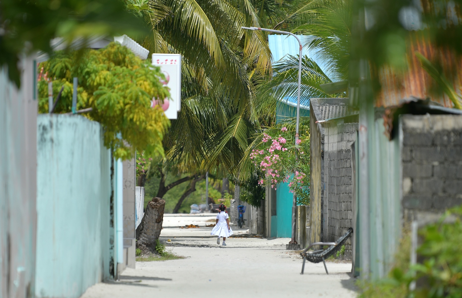 ކުޑަކުއްޖަކު މަގުމަތީގައި ހިނގާފައި ދަނީ: ޖިންސީ ގޯނާކުރާ ބައެއްގެ ނުރައްކަލަކަށް ހުށަހެޅި އެތައް ކުދިންނެއްގެ ރައްކާތެރިކަން މި ރަށުގައި ނިގުޅައިގަނެވުނު. --ފޮޓޯ: ނިޝާން އަލީ/މިހާރު